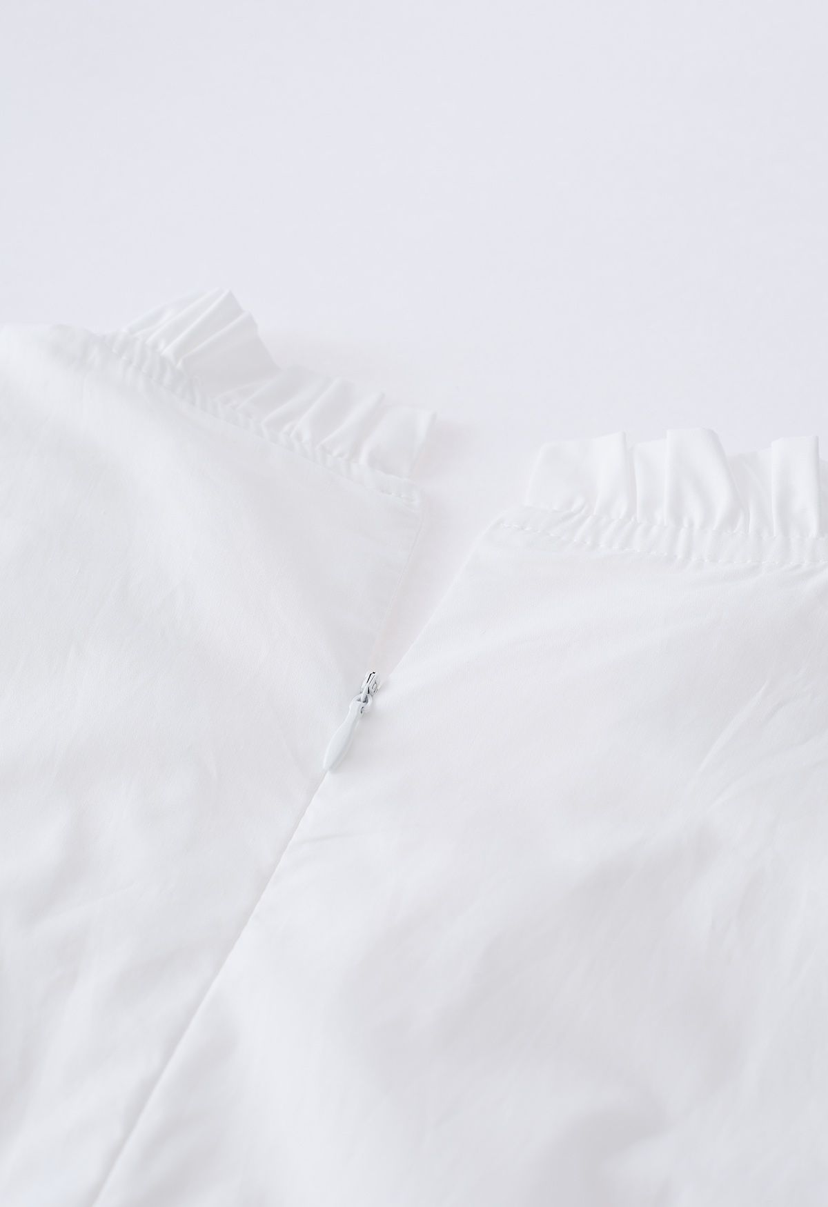 Rüschen-Baumwollkleid mit V-Ausschnitt und Flatterärmeln in Weiß