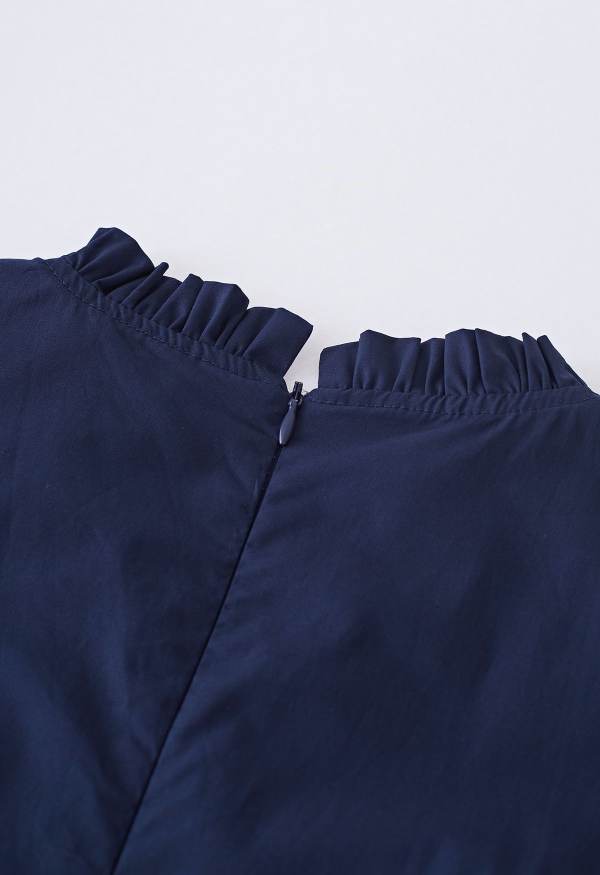 Rüschen-Baumwollkleid mit V-Ausschnitt und Flatterärmeln in Marineblau