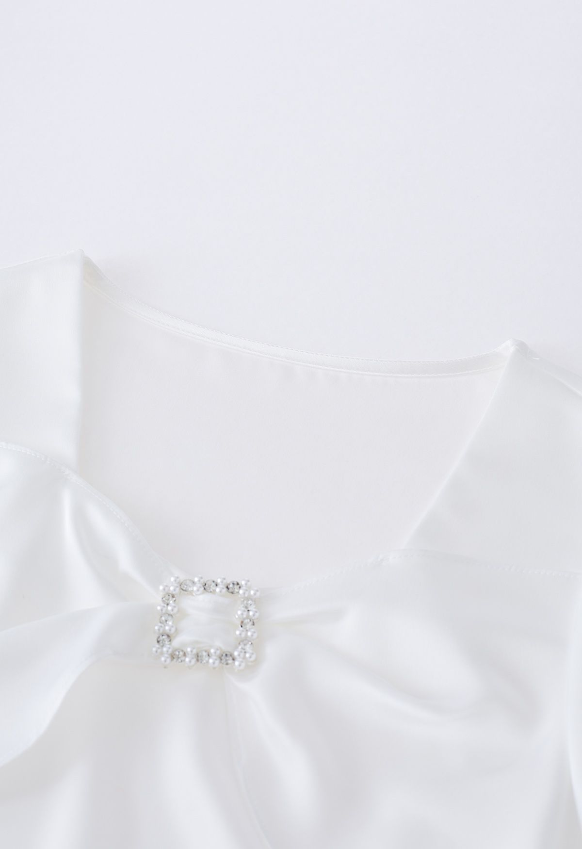 Sweetheart Neck Diamante Bowknot Satin Top in Weiß