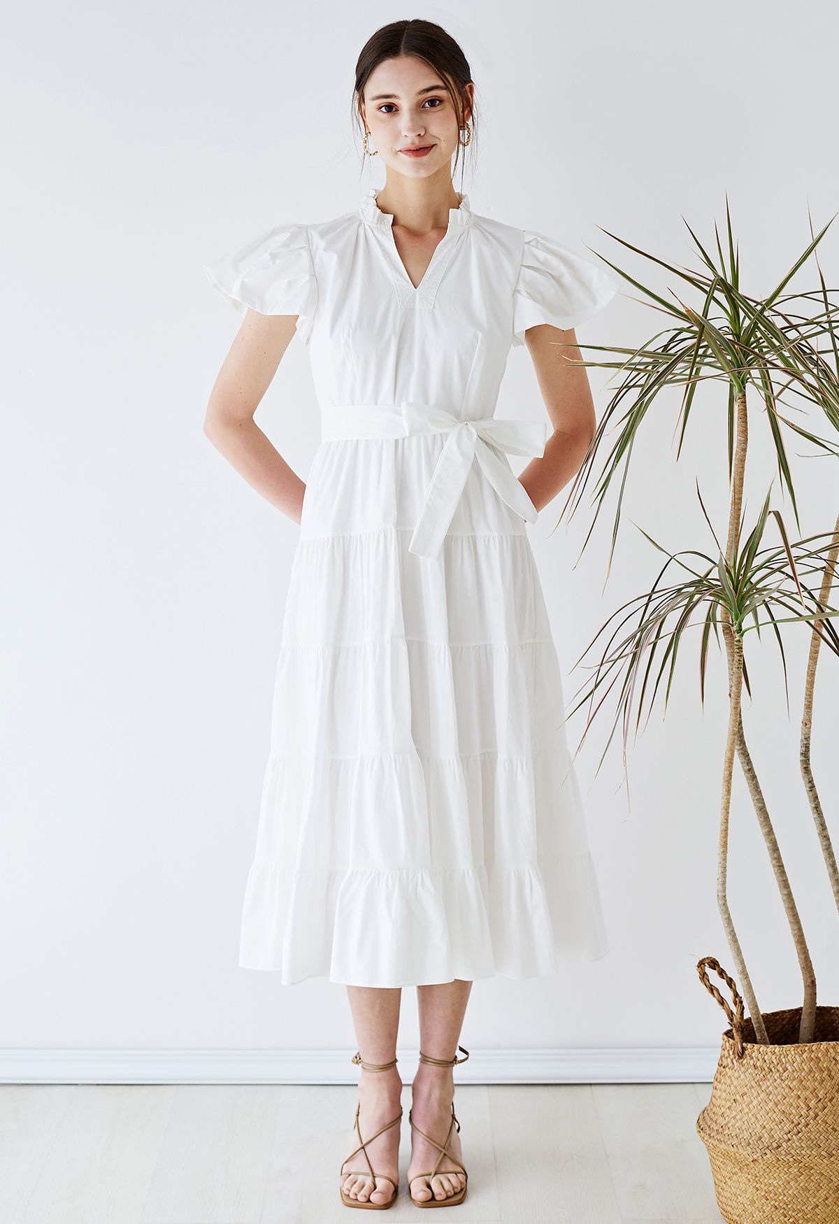 Rüschen-Baumwollkleid mit V-Ausschnitt und Flatterärmeln in Weiß