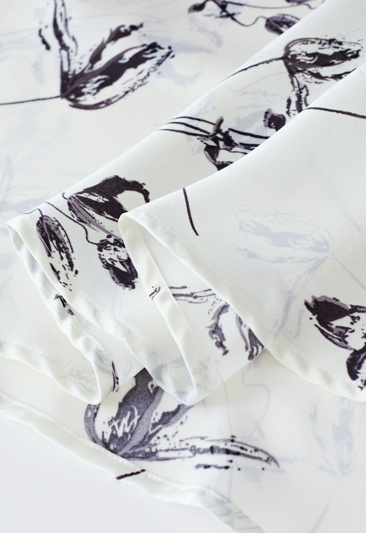 Satin-Maxirock mit Tulip-Print in Weiß