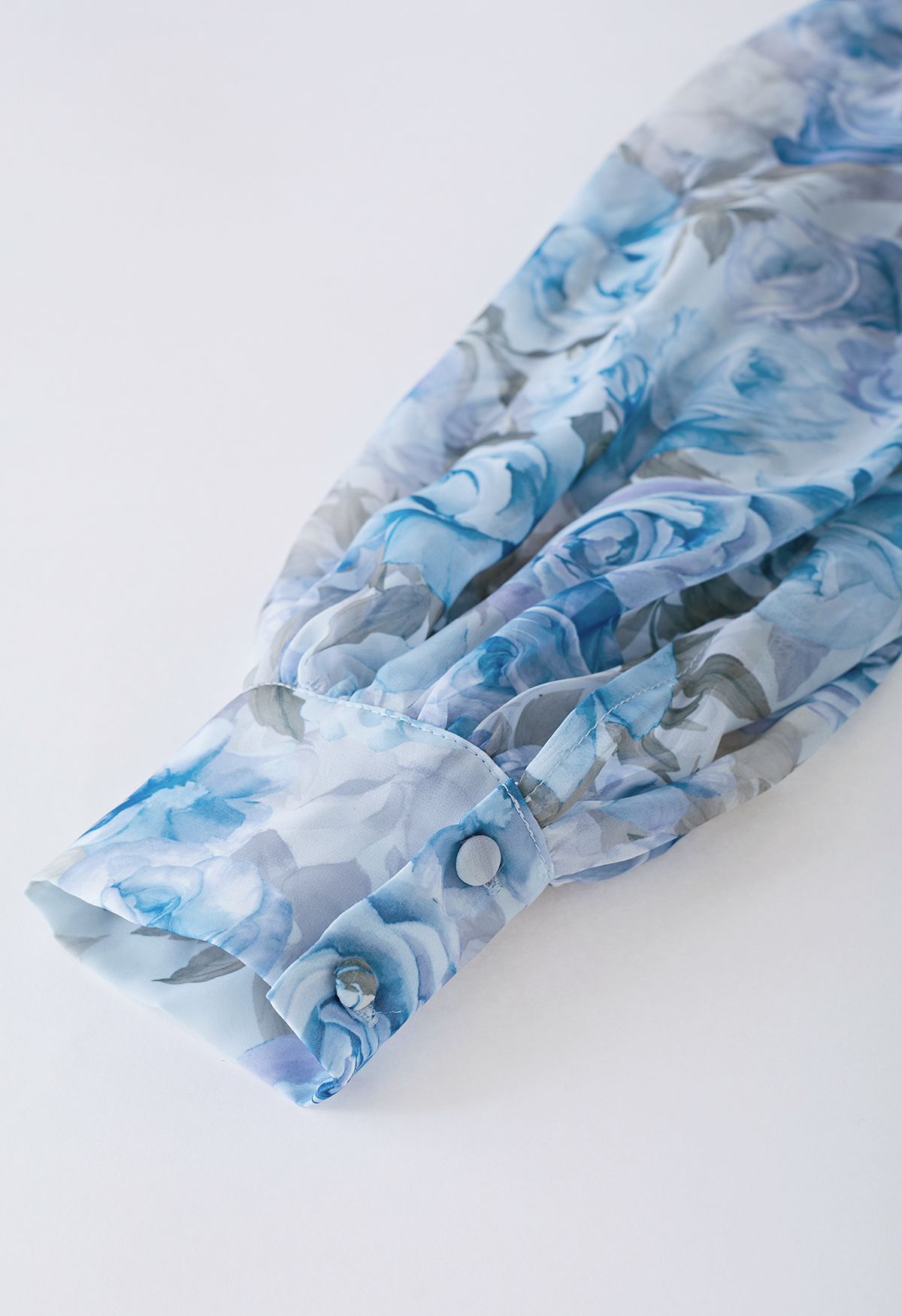 Halbtransparentes Crop-Top mit flatternden Rüschen in Blue Rose