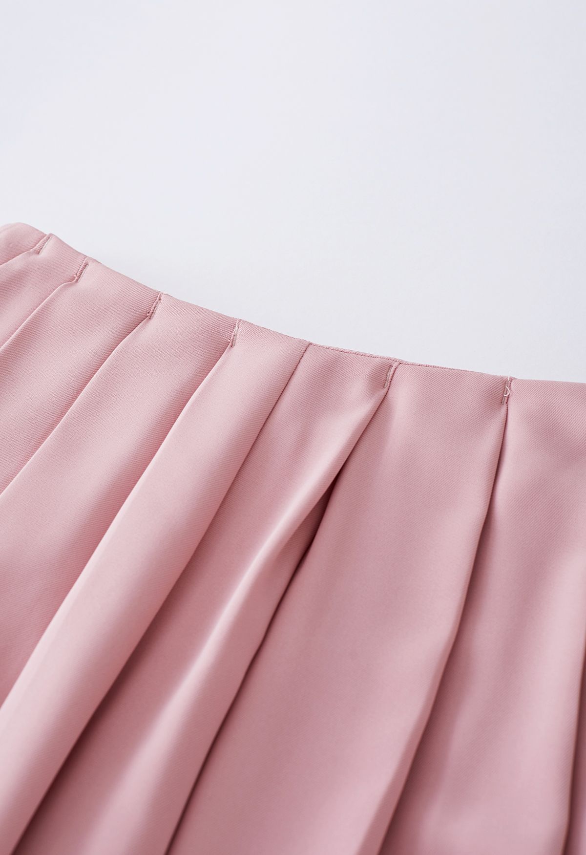 Fantasievolle Faltenhose mit weitem Bein in Pink