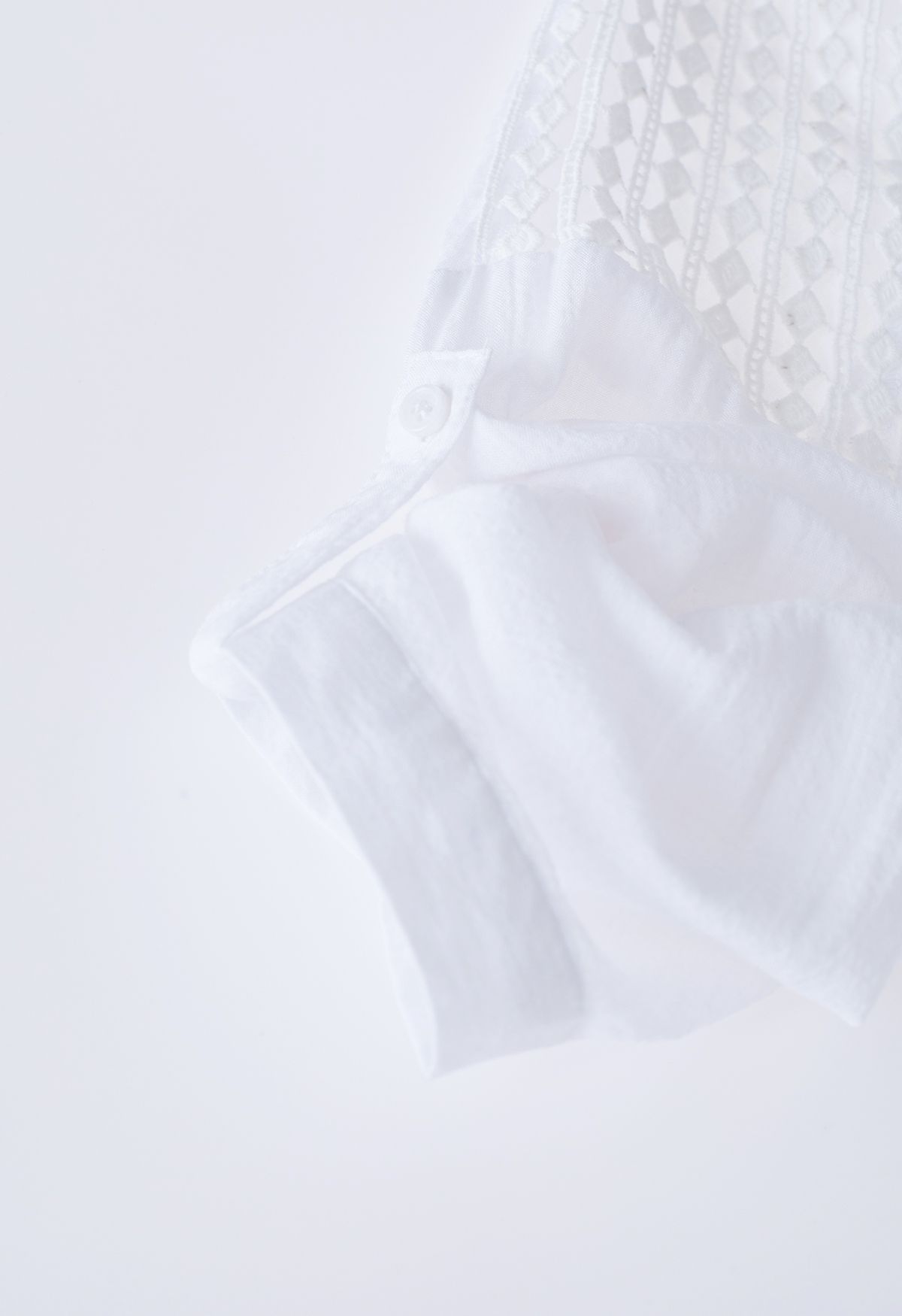 Baumwolltop mit V-Ausschnitt und Häkelärmeln in Weiß