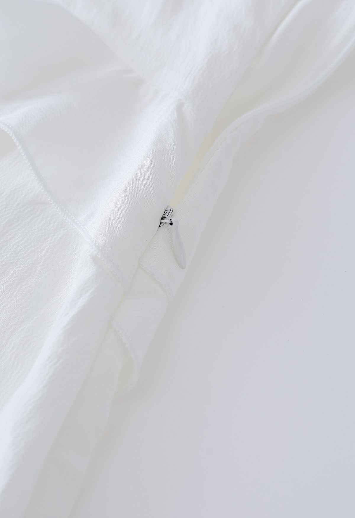 Gestuftes Cami-Kleid mit Rüschen und seitlichem Schlitz in Weiß