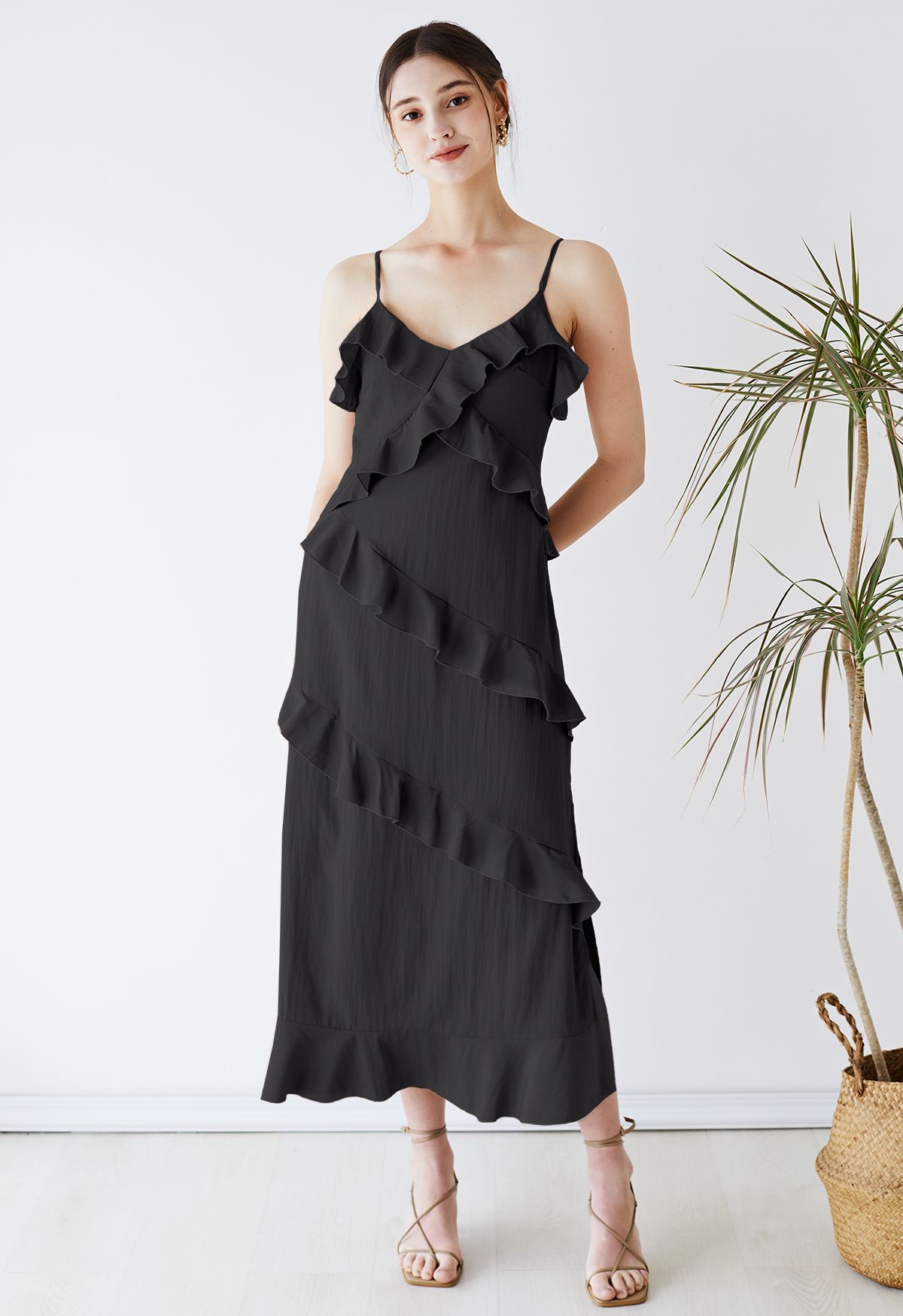 Gestuftes Cami-Kleid mit Rüschen und seitlichem Schlitz in Schwarz