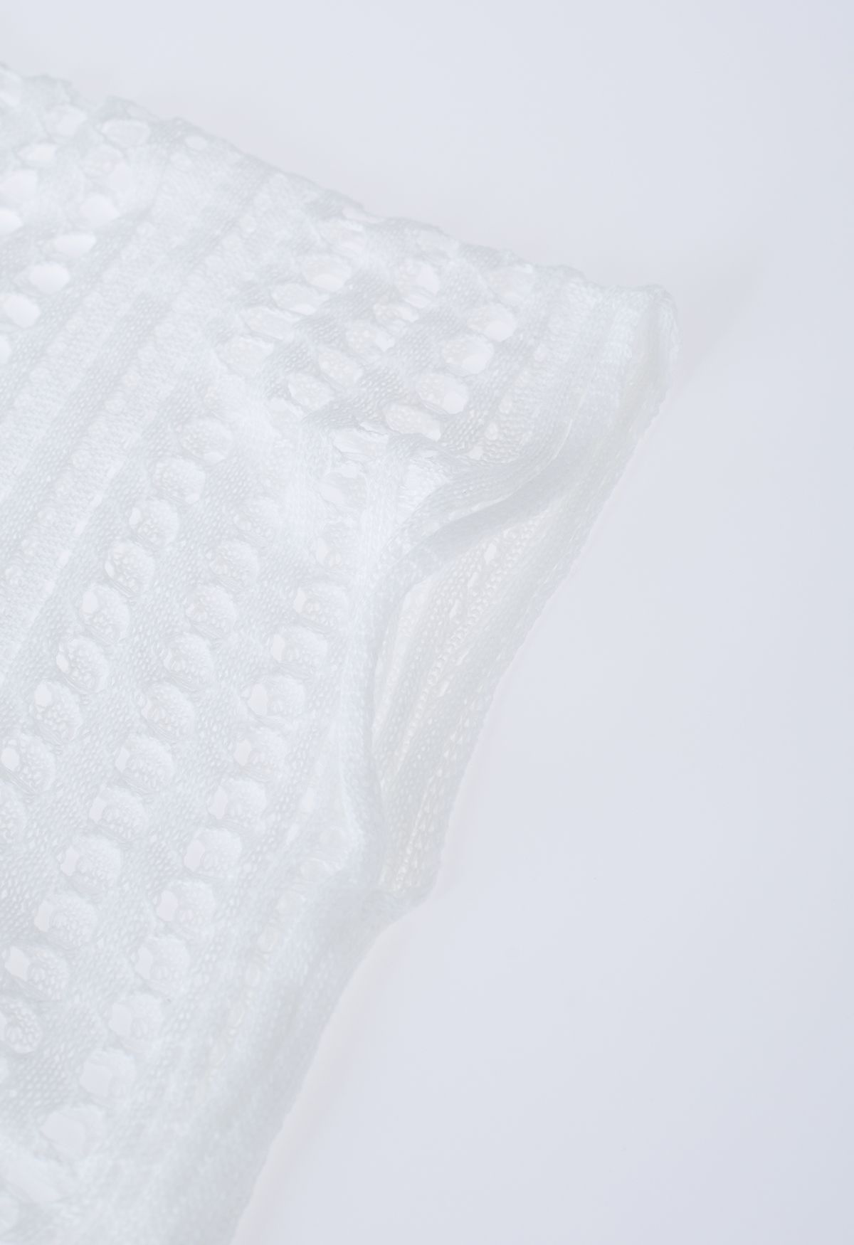 Durchbrochener Strick-Cover mit seitlichem Schlitz in Weiß