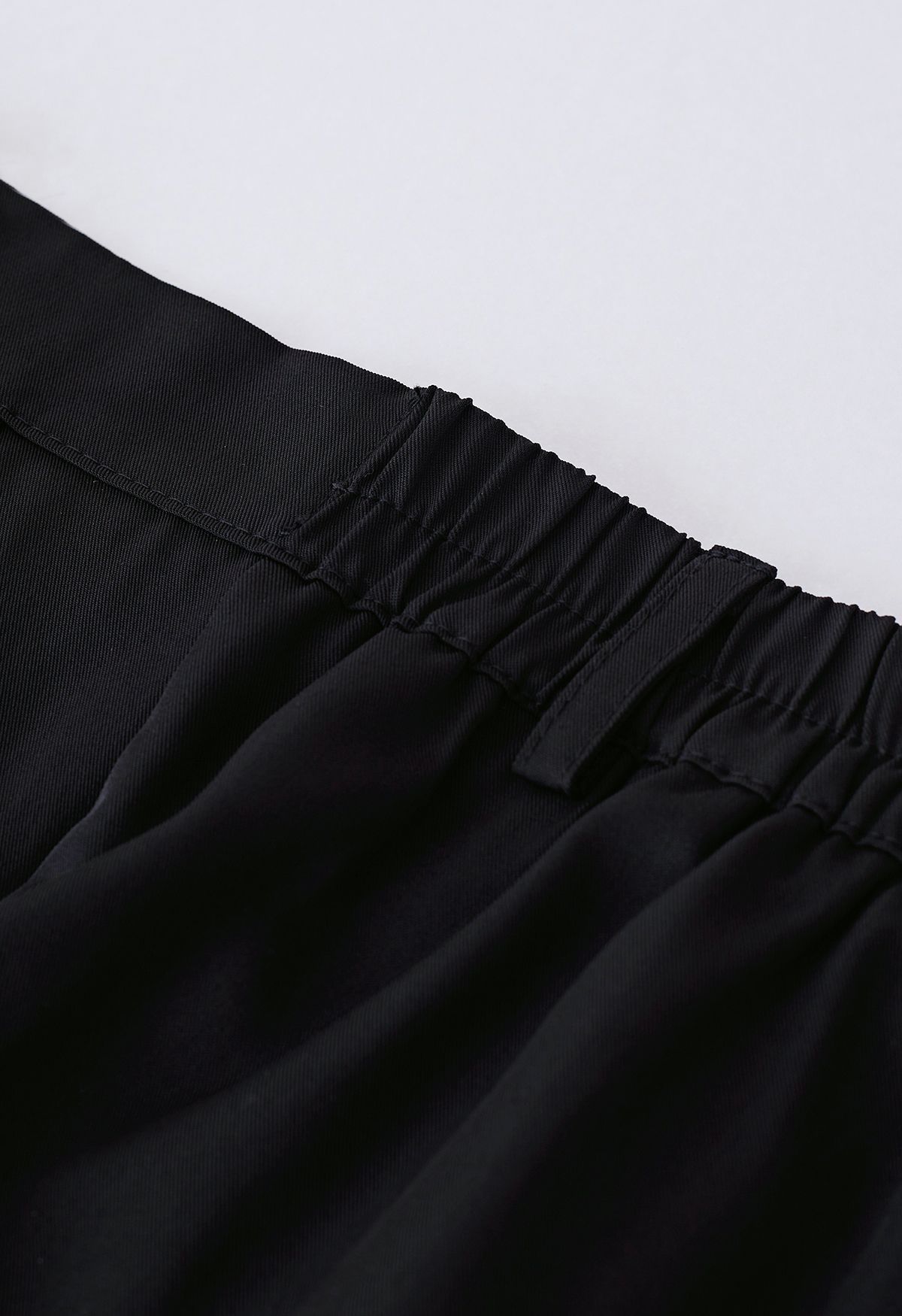 Plissierte Details Seitentaschen Shorts in Schwarz