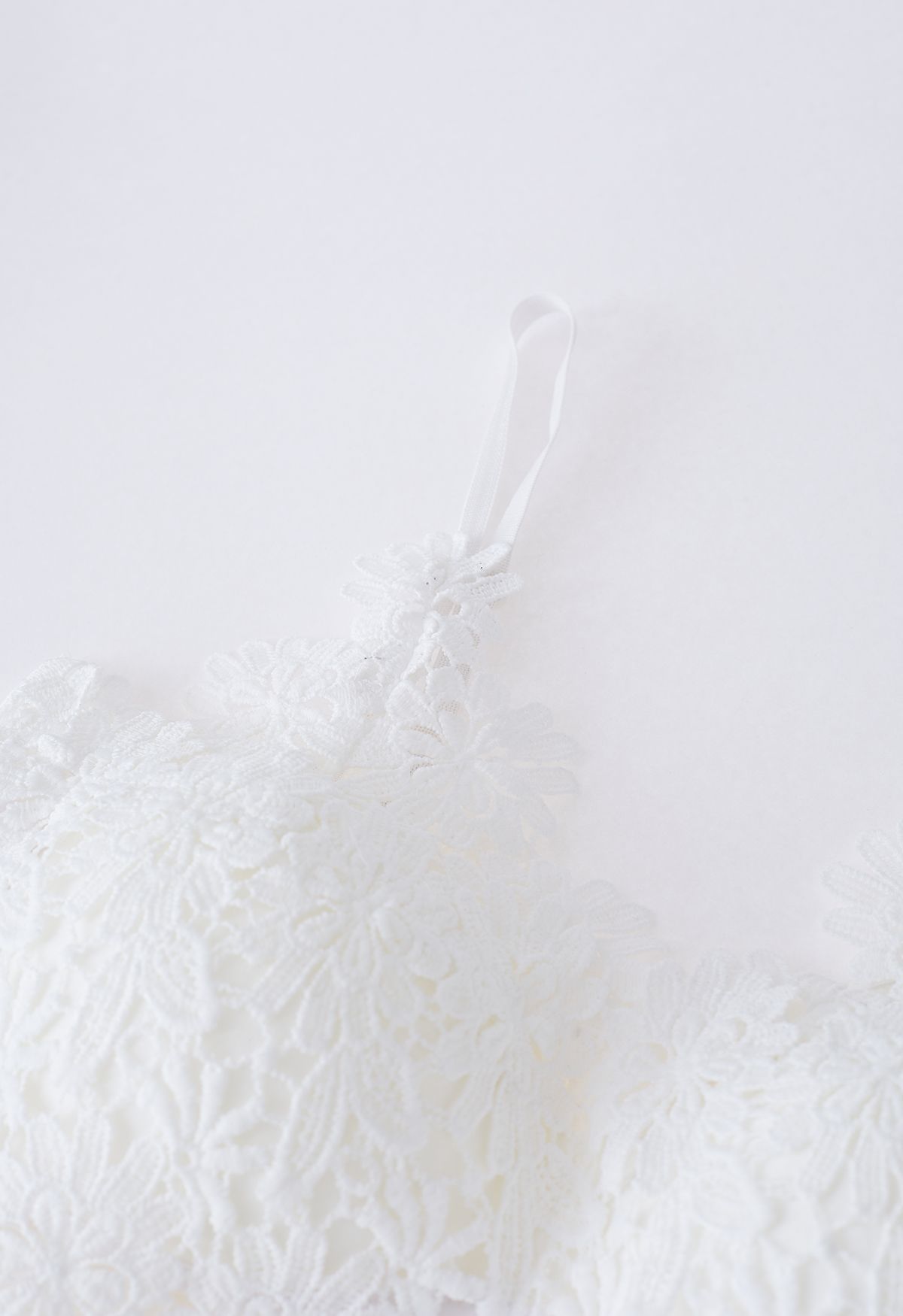 Exquisites gehäkeltes BH-Oberteil mit Blumenmuster in Weiß