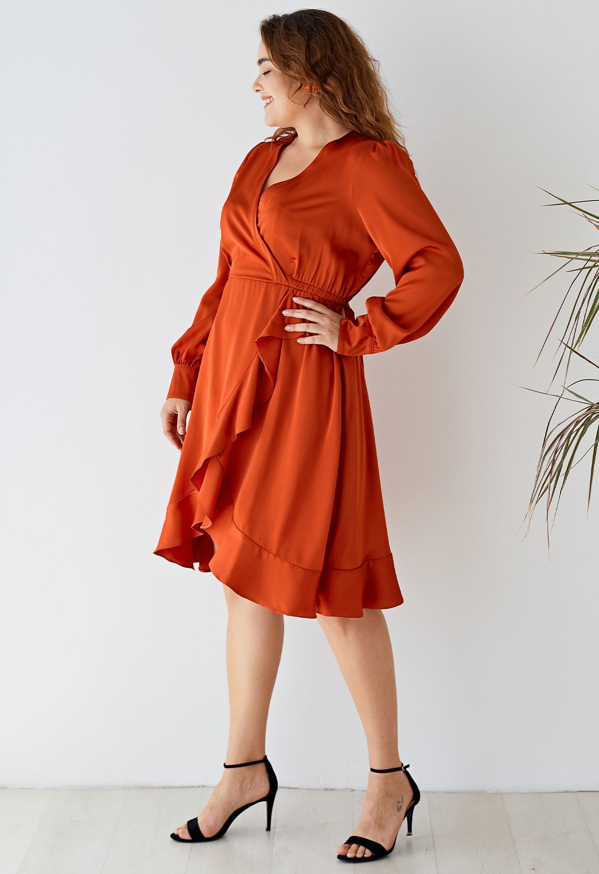 Asymmetrisches Wickelkleid aus Satin mit Rüschensaum in Orangefarben