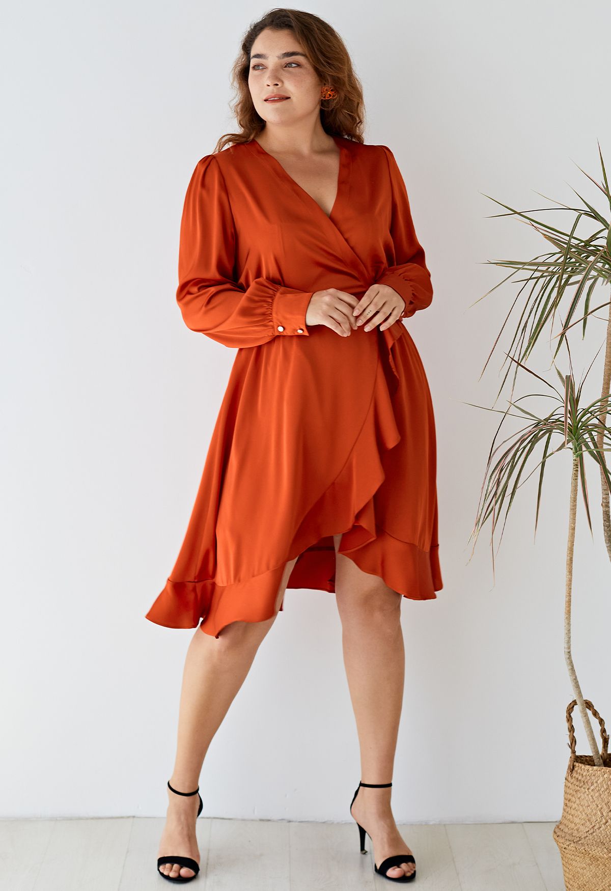 Asymmetrisches Wickelkleid aus Satin mit Rüschensaum in Orangefarben