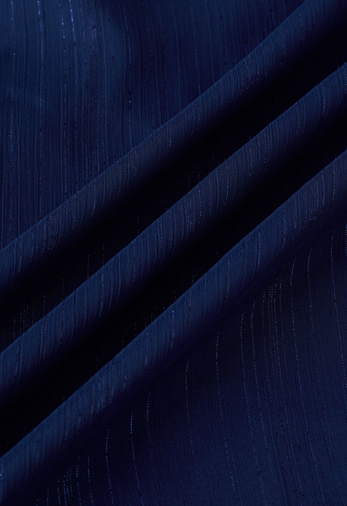 Maxikleid aus metallisch schimmerndem Chiffon mit Rüschenärmeln in Marineblau