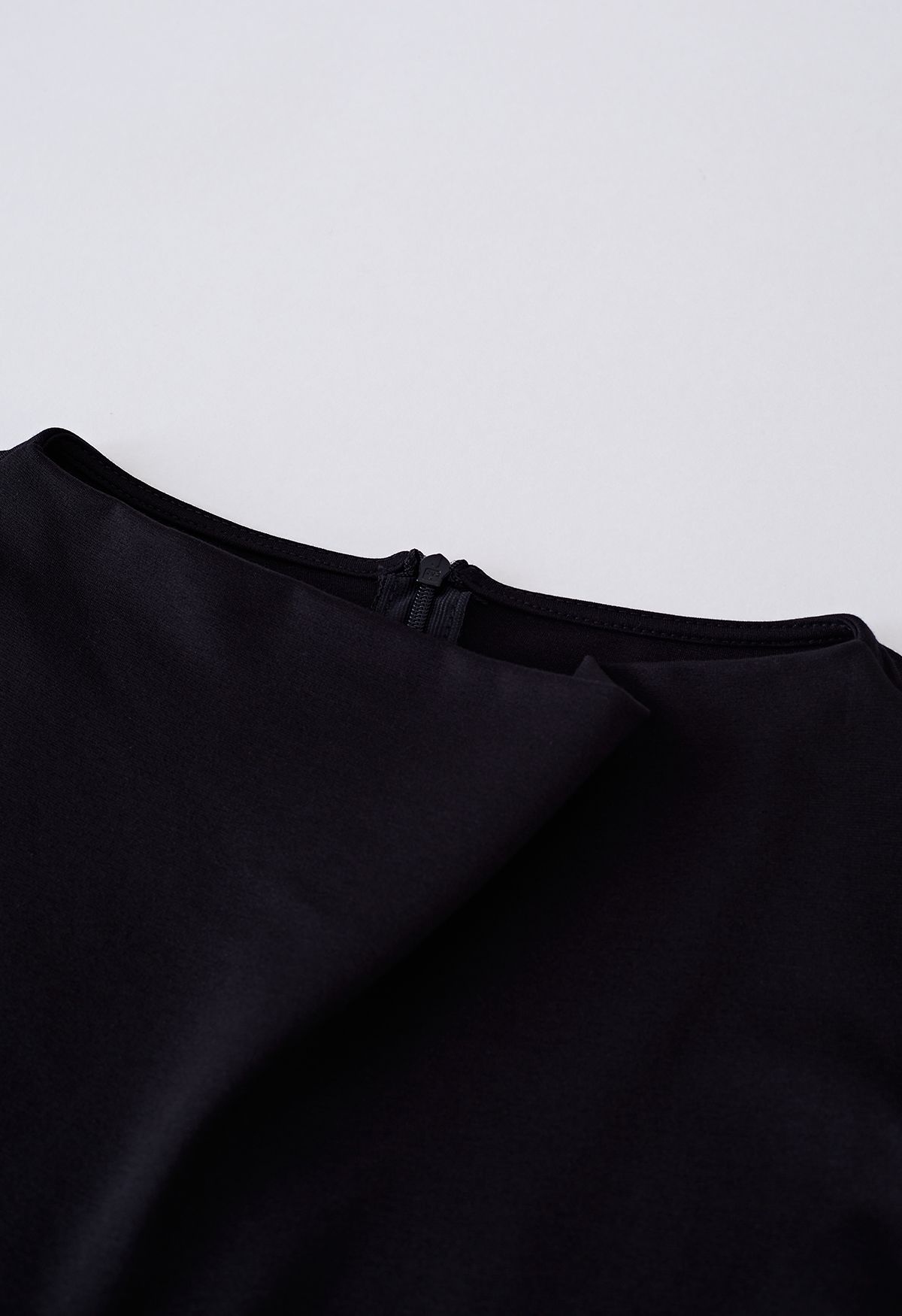 Ärmelloses Kleid mit drapiertem Ausschnitt und geraffter Taille in Schwarz