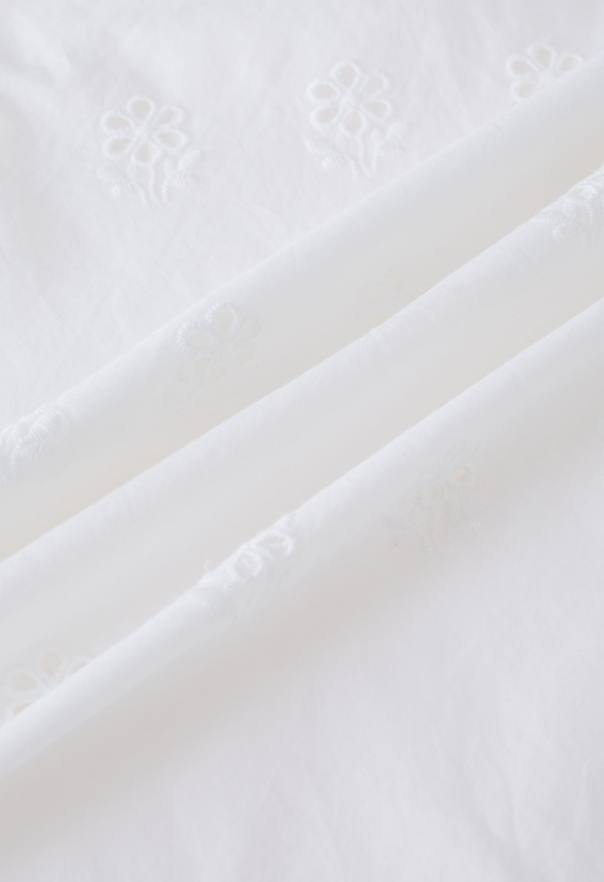 Maxirock mit Seitenschlitz und gestickten Ösen in Weiß
