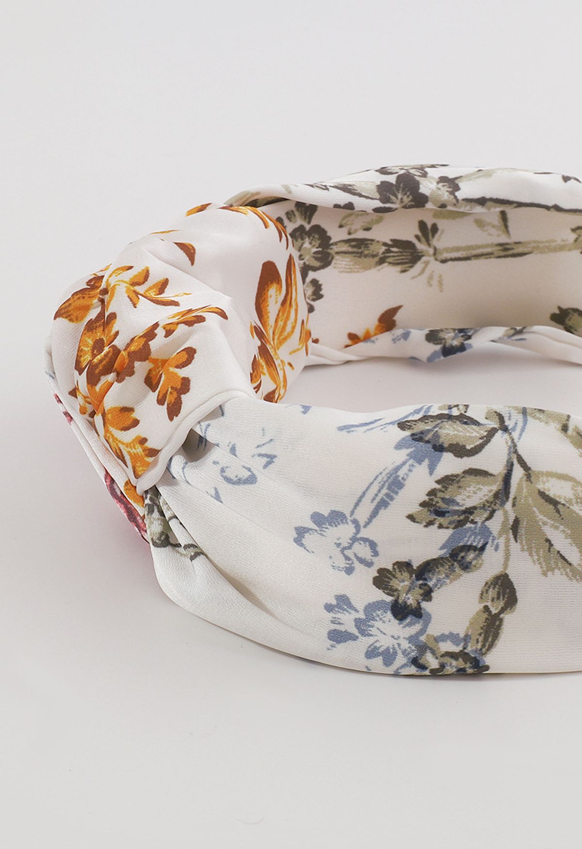 Geknotetes Stirnband mit Blumenmuster in Weiß