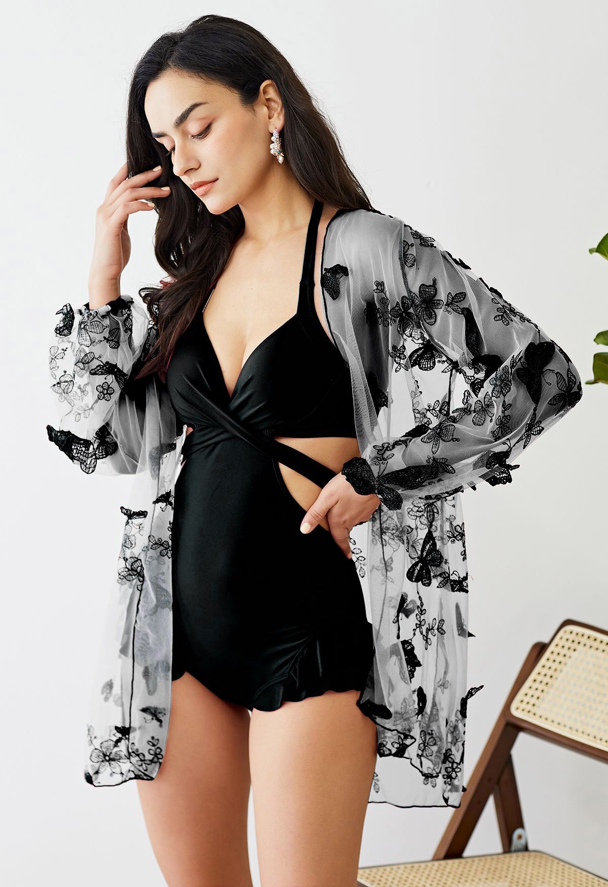 Neckholder gebundener Rüschen-Badeanzug mit Mesh Kimono in Schwarz