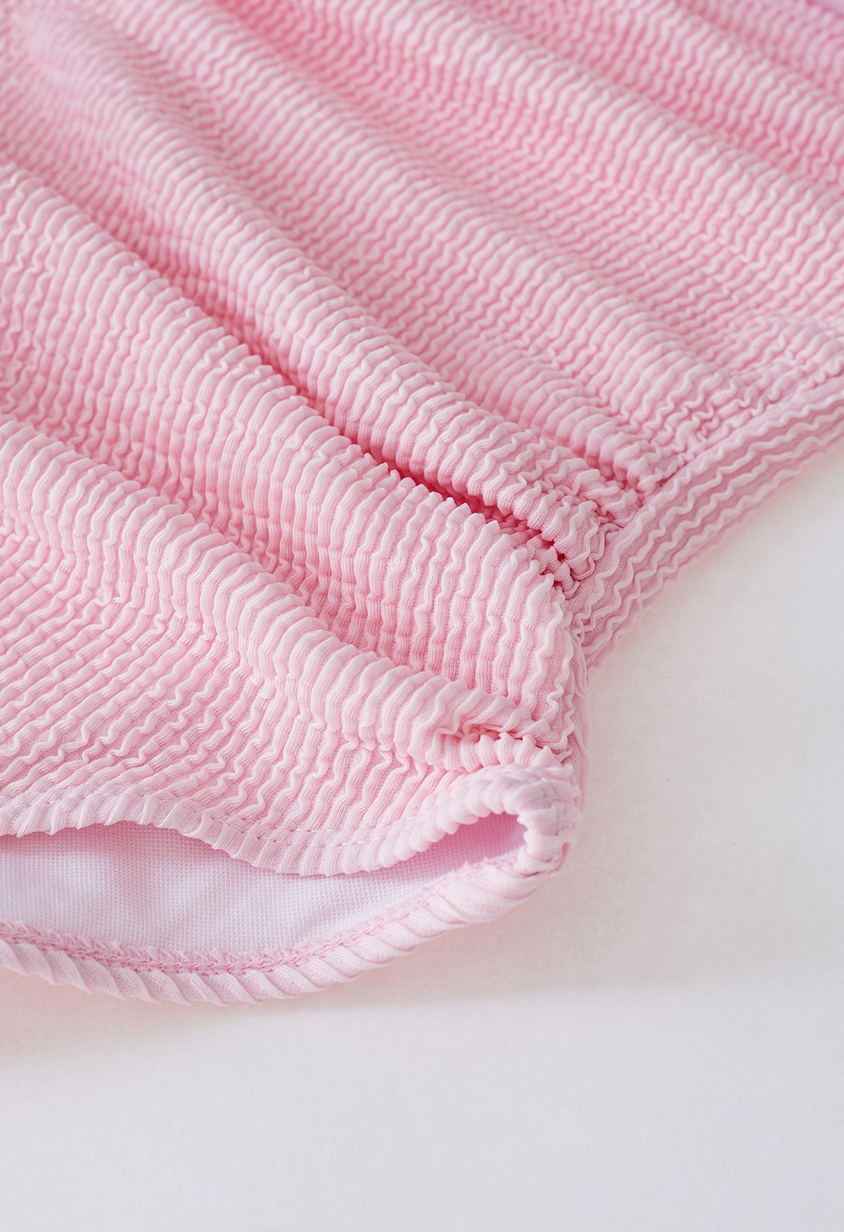 Badeanzug mit gewellter Struktur und verdrehtem Ausschnitt in Pink