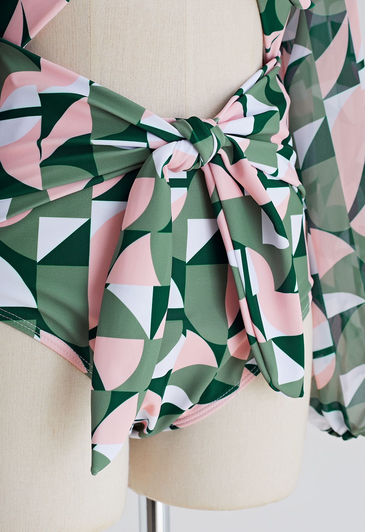 Badeanzug mit geometrischem Muster und verdrehtem Frontausschnitt in Grün