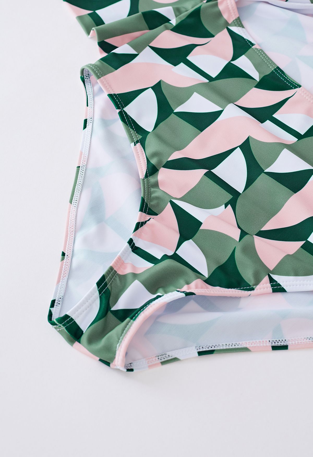 Badeanzug mit geometrischem Muster und verdrehtem Frontausschnitt in Grün