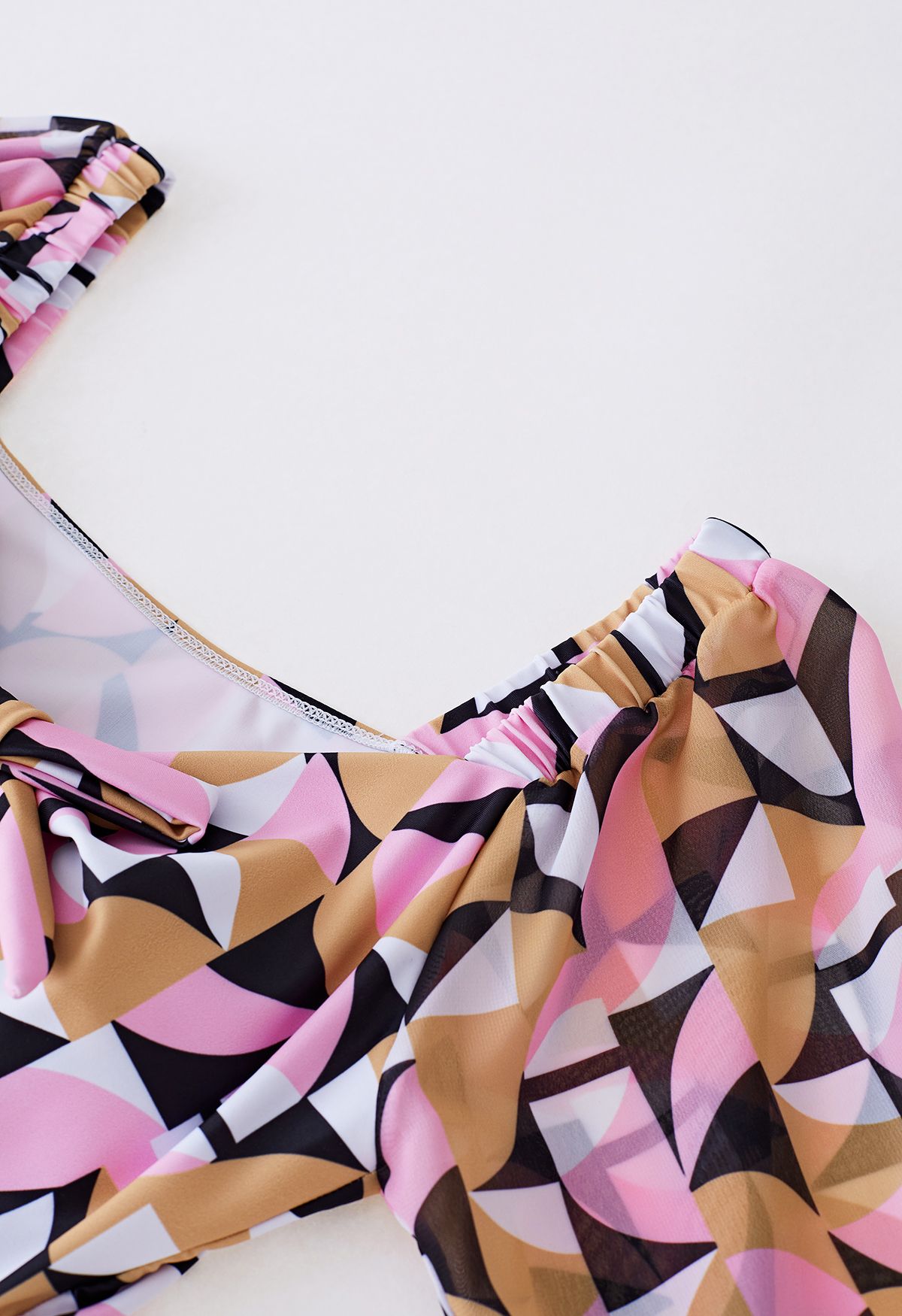 Badeanzug mit geometrischem Muster und verdrehtem Ausschnitt vorne in Pink