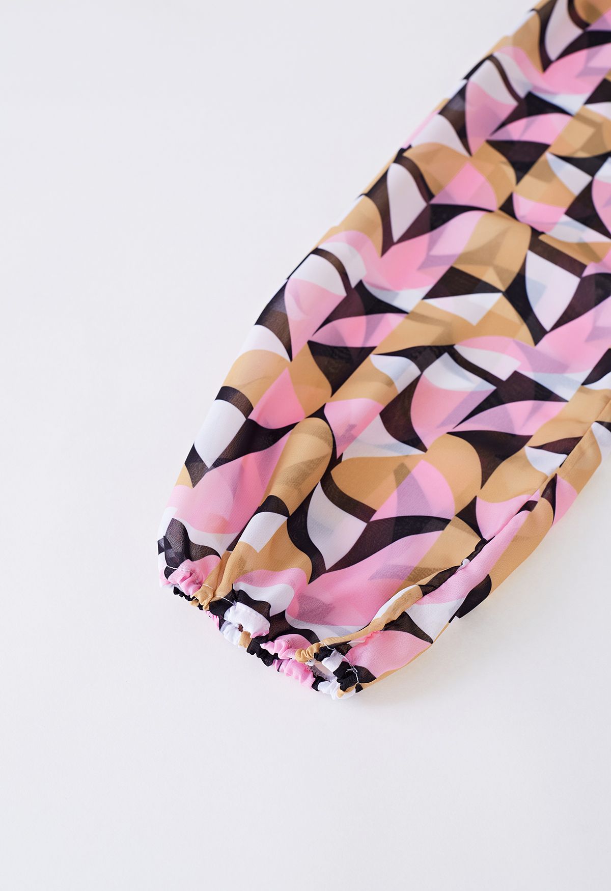 Badeanzug mit geometrischem Muster und verdrehtem Ausschnitt vorne in Pink