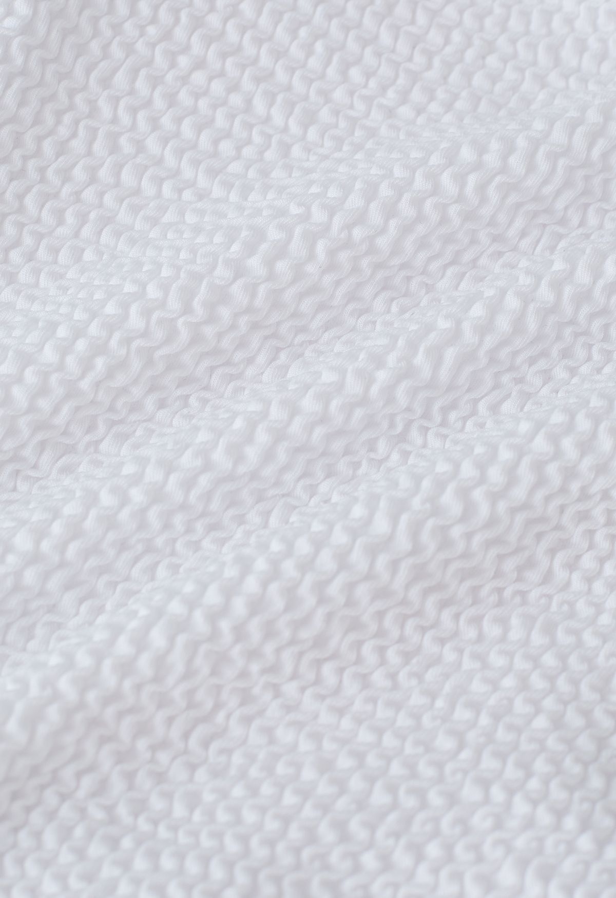 Badeanzug mit gewellter Struktur und verdrehtem Ausschnitt in Weiß