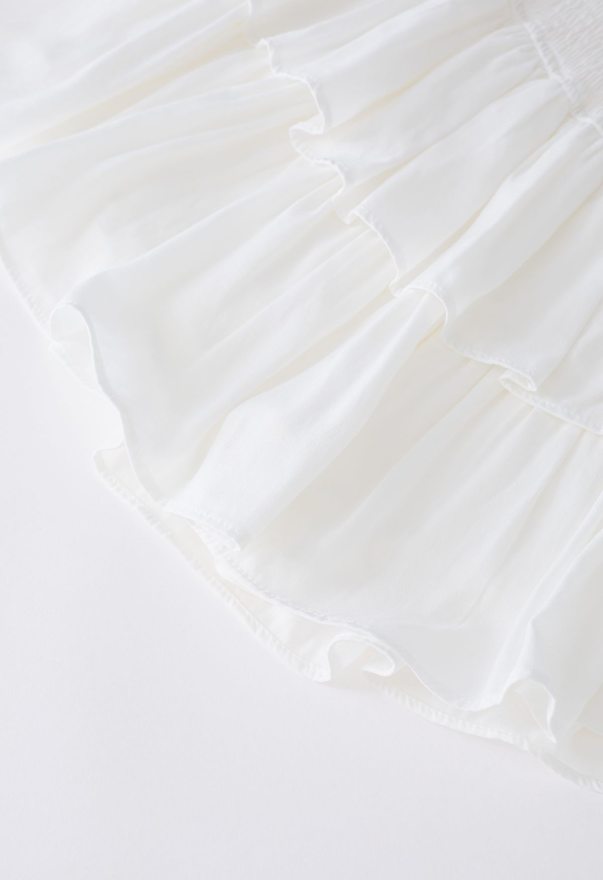 Gestufter Rüschen-Minirock mit geraffter Taille in Weiß