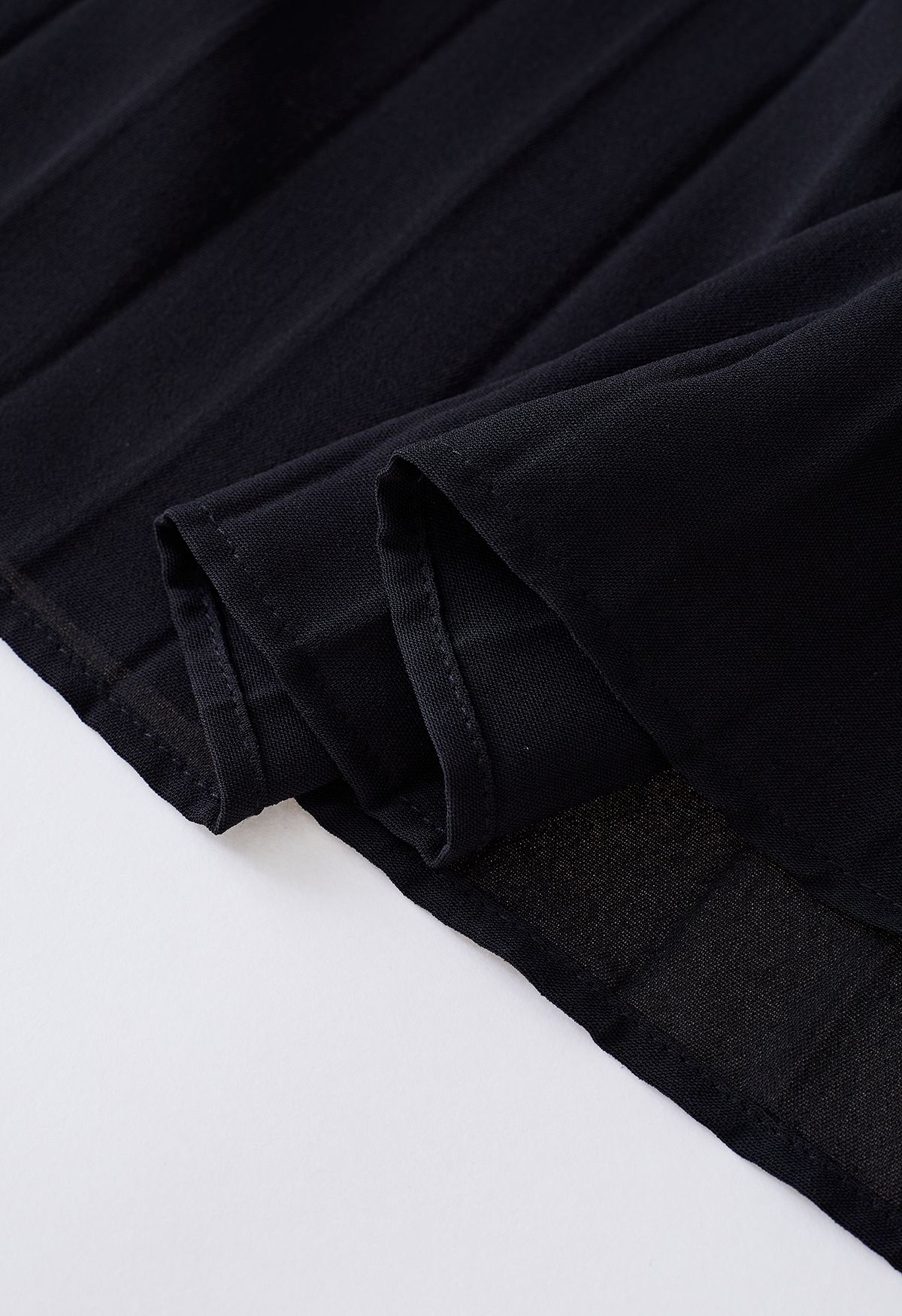 Neckholder-Plissee-Kleid mit Bindegürtel in Schwarz