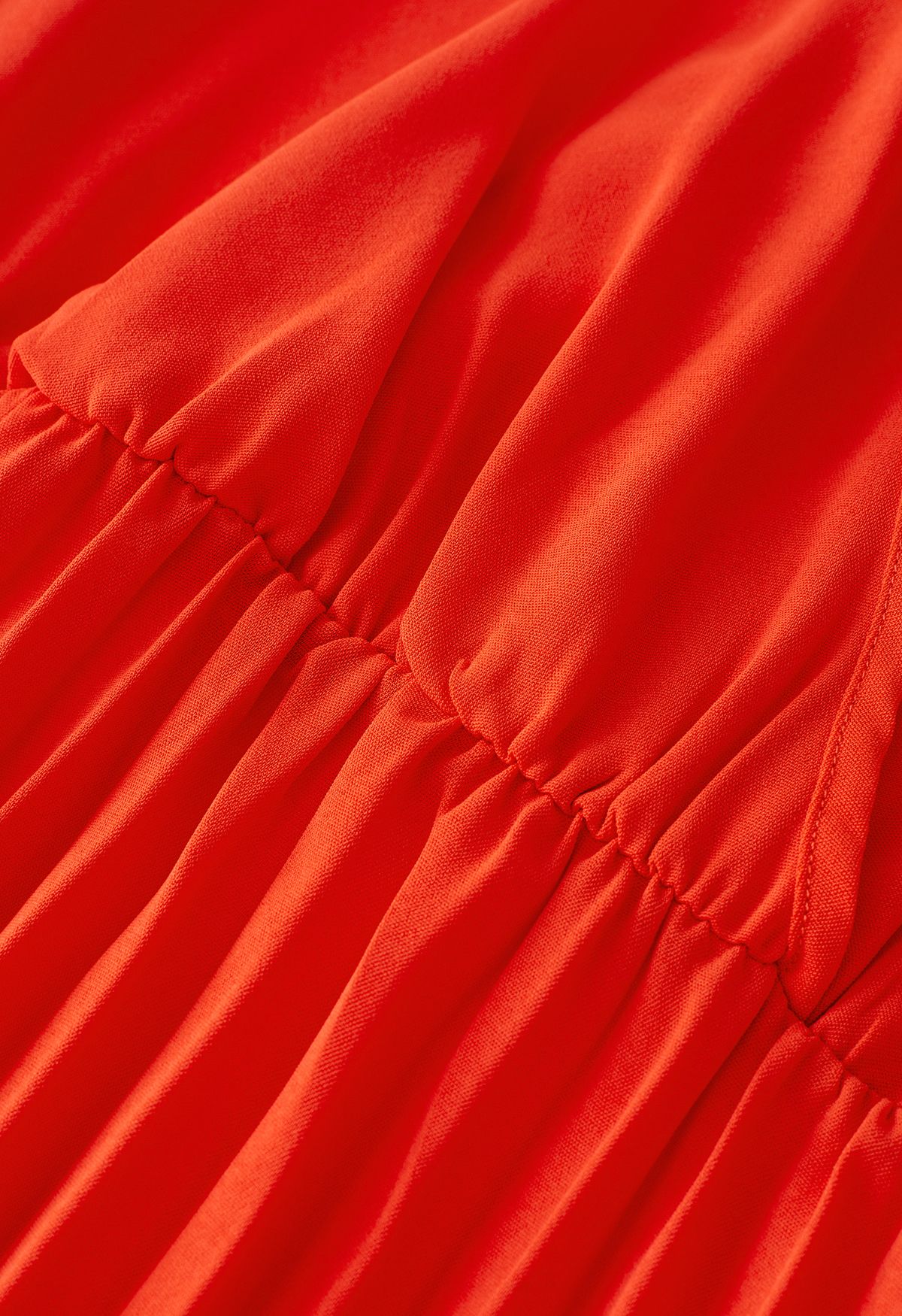 Schärpenverziertes, plissiertes, ärmelloses Wickelkleid in Orange