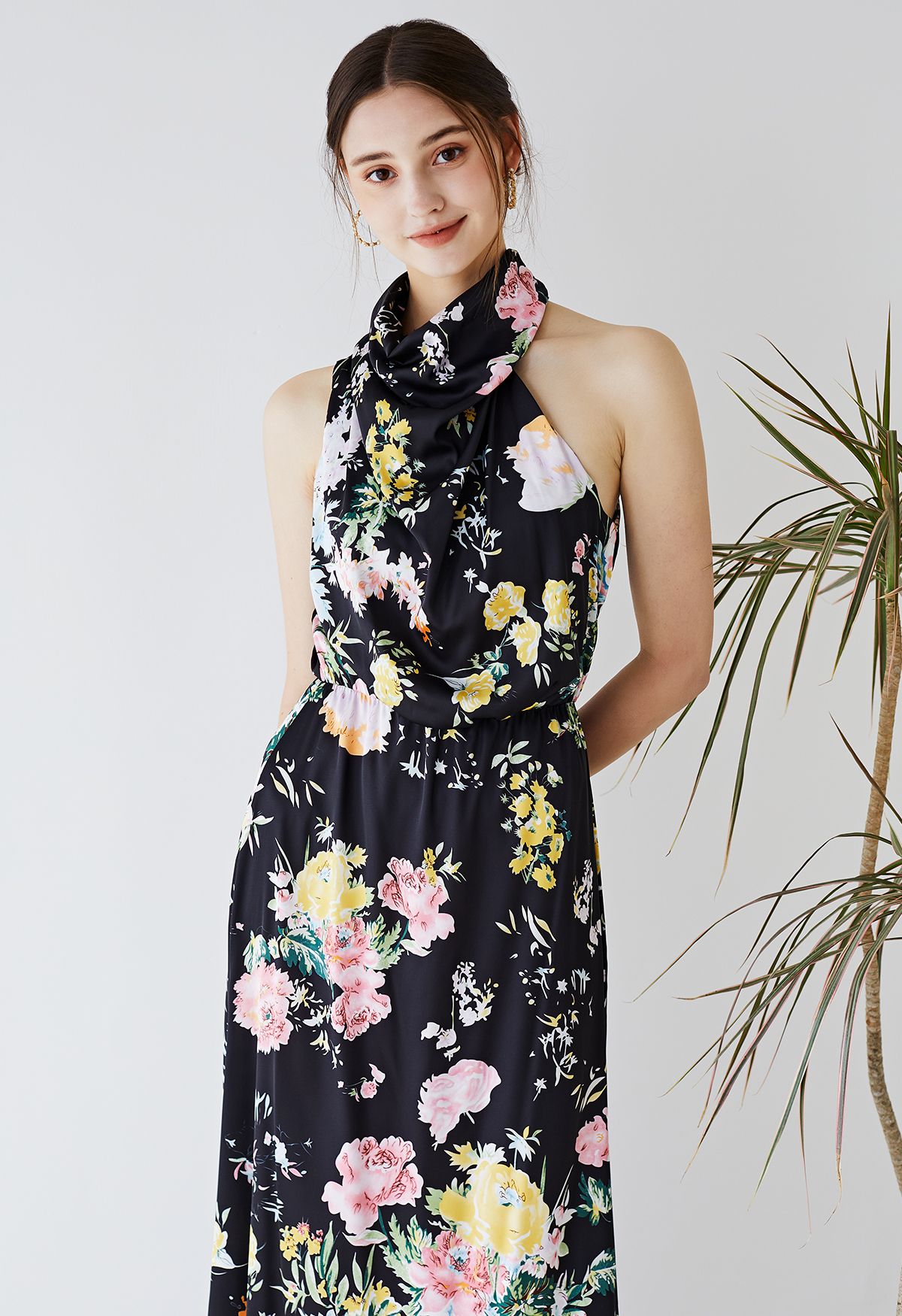 Ärmelloses Kleid aus floralem Satin mit drapiertem Ausschnitt