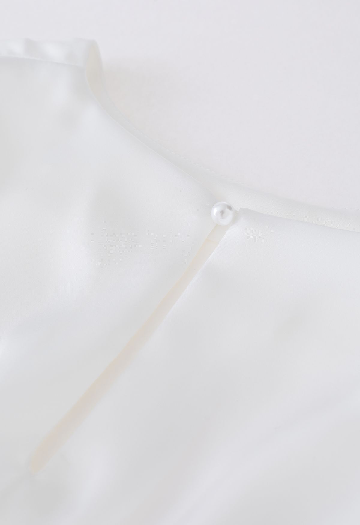 Ärmelloses Satin-Top mit Binderücken in Weiß