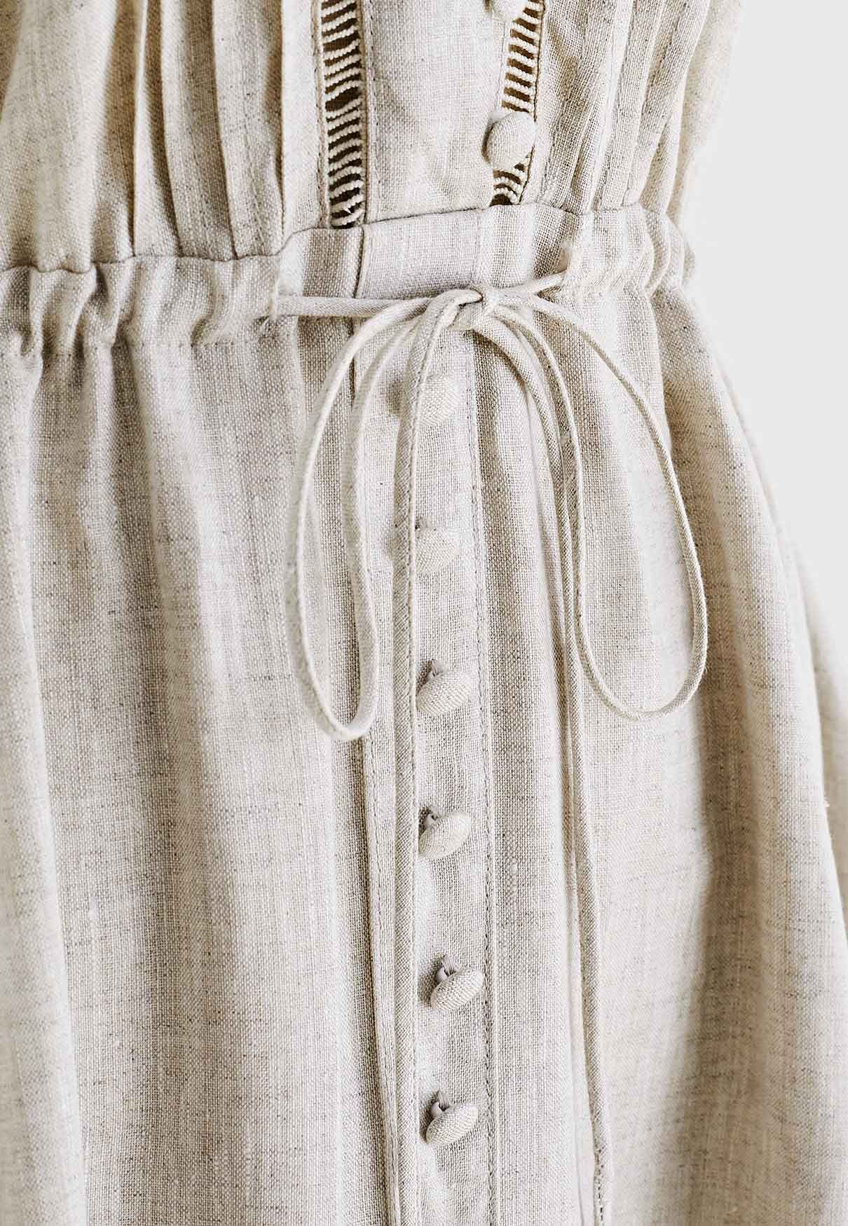 Ärmelloses Kleid mit V-Ausschnitt und Knöpfen aus Leinen