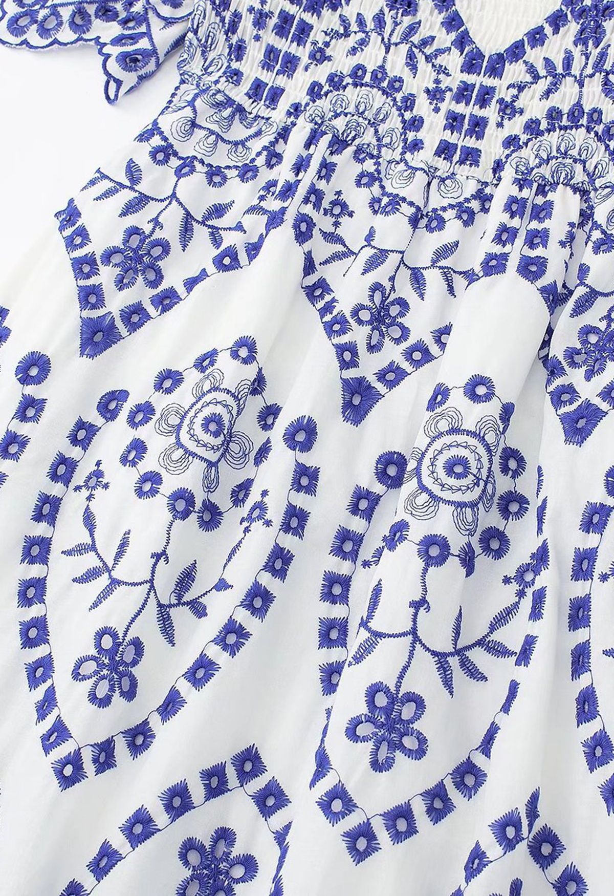 Blaues Baumwollkleid mit Rüschenärmeln und Stickerei