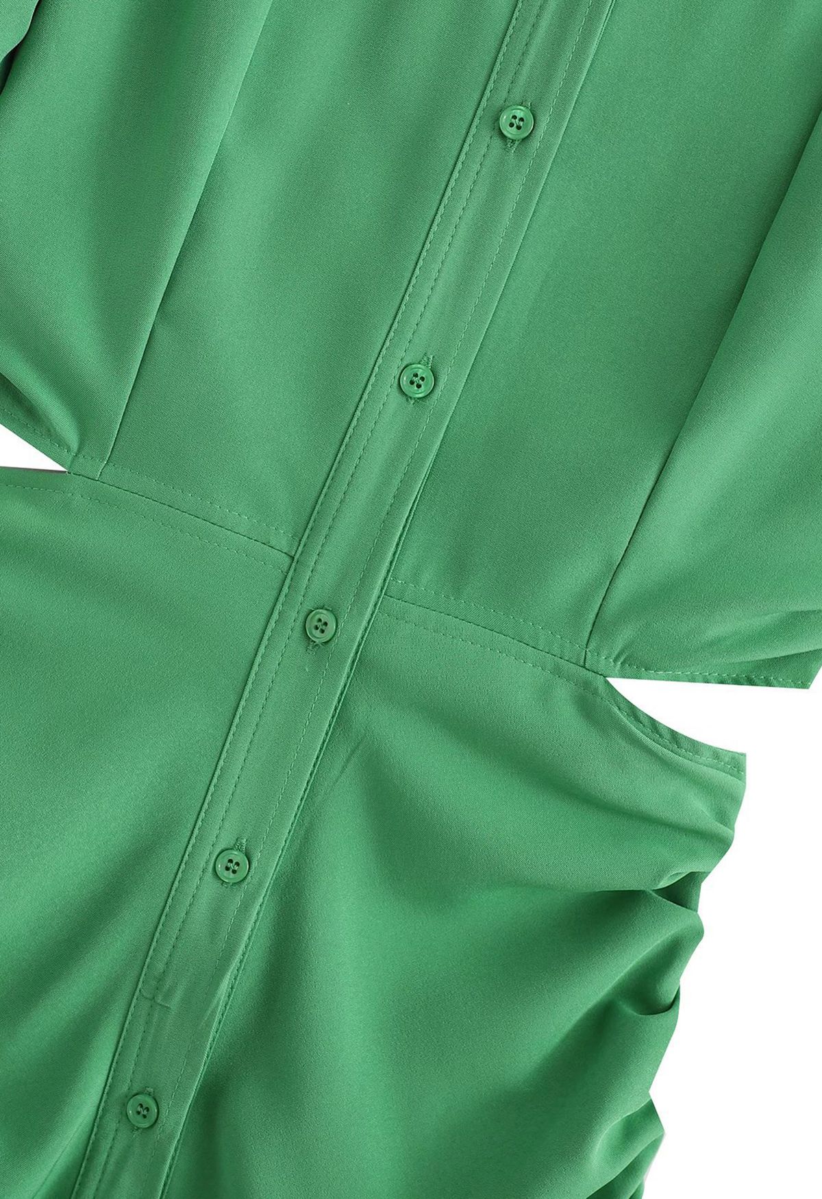 Gerafftes Hemdkleid mit Ausschnitt an der Taille in Grün