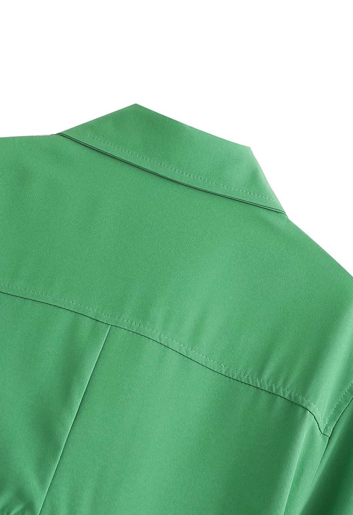 Gerafftes Hemdkleid mit Ausschnitt an der Taille in Grün