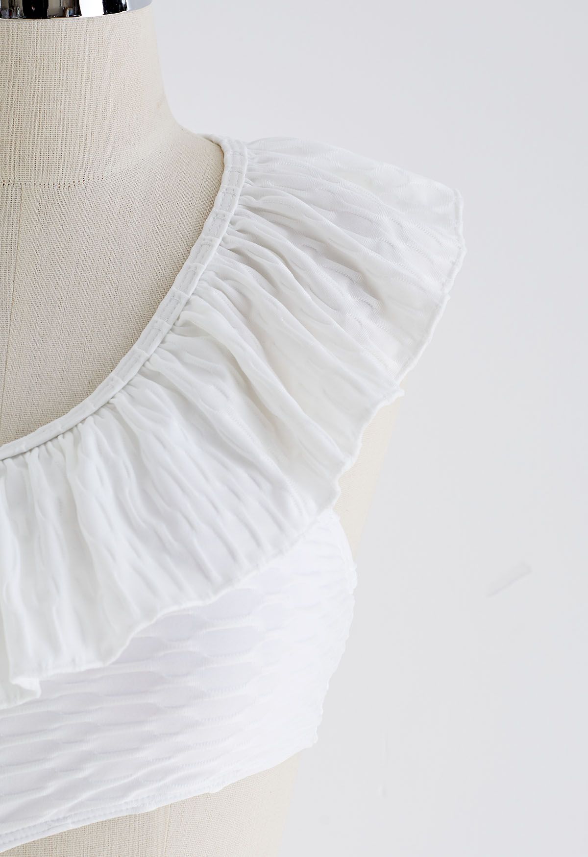 Rüschen-Badeanzug mit One-Shoulder-Ausschnitt in Weiß
