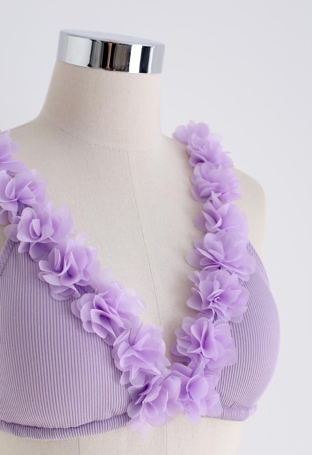 Bikini-Set mit tiefem V-Ausschnitt und Blumenmuster aus 3D-Mesh in Flieder