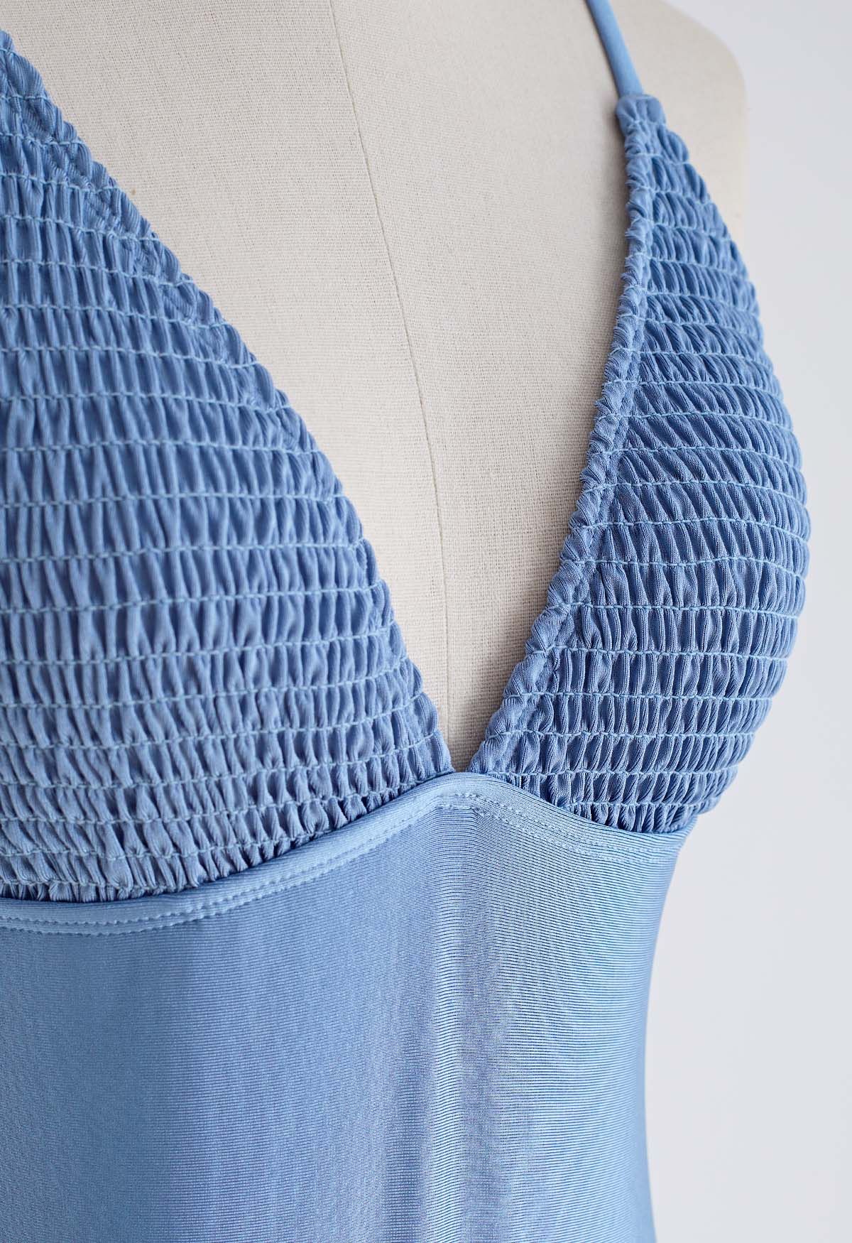 Glänzend blauer Badeanzug mit gerafften Details