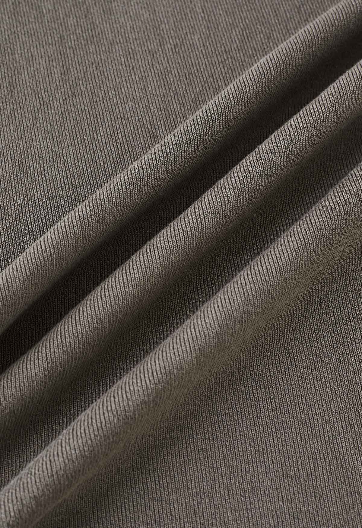 Figurbetontes Strickkleid mit eingekerbtem Ausschnitt in Taupe