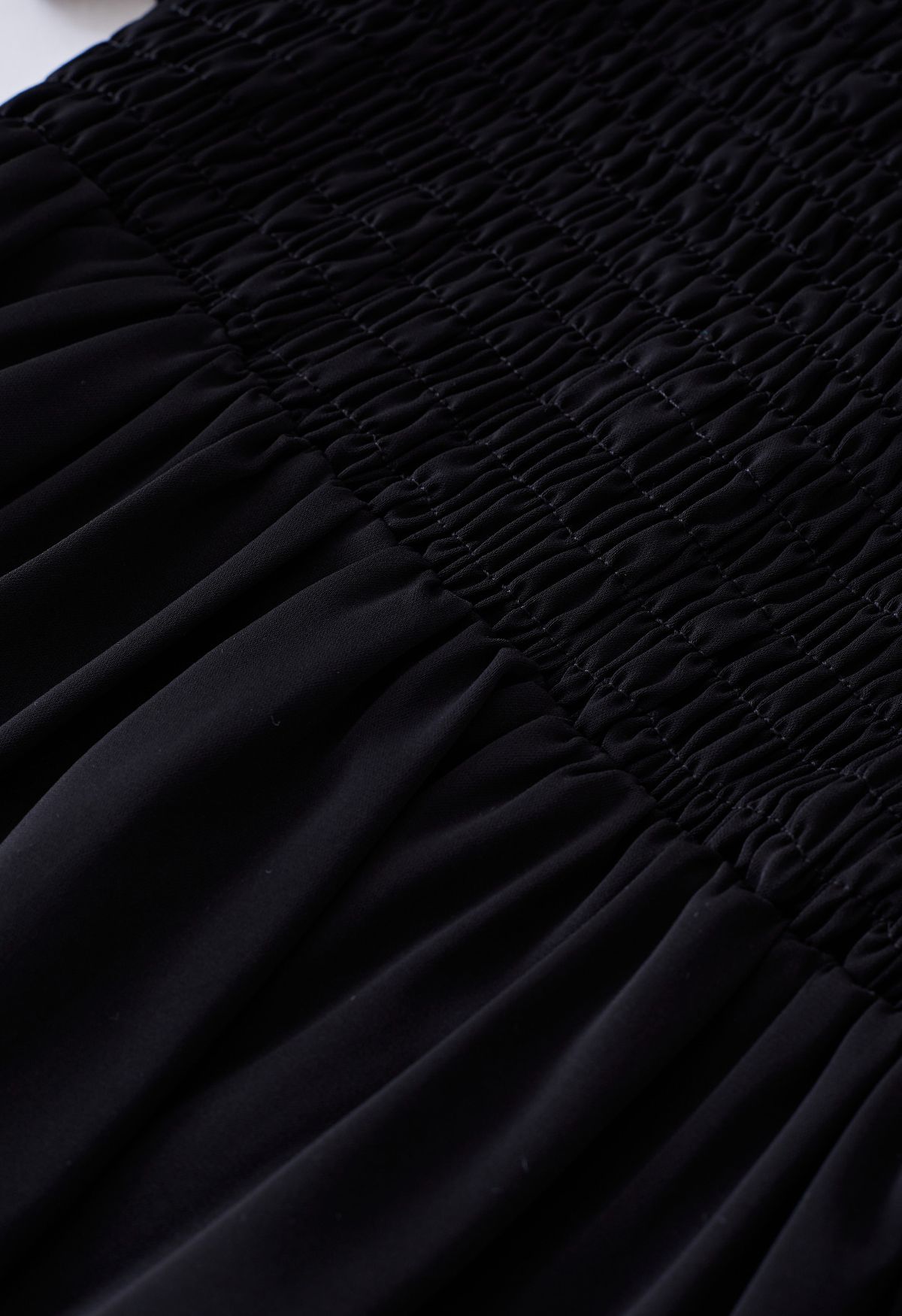 Rüschenkleid mit überkreuzten Bändern und Flatterärmeln in Schwarz