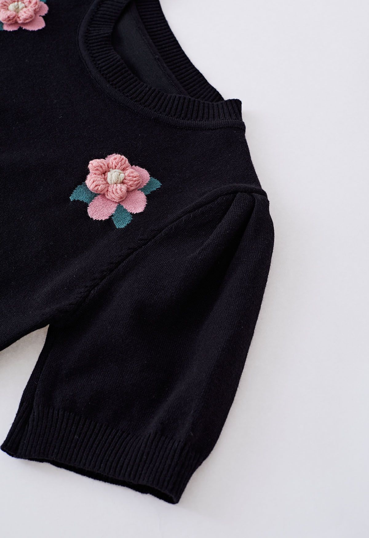 Rosafarbenes, kurzärmliges Strickoberteil mit Blumenmuster in Schwarz