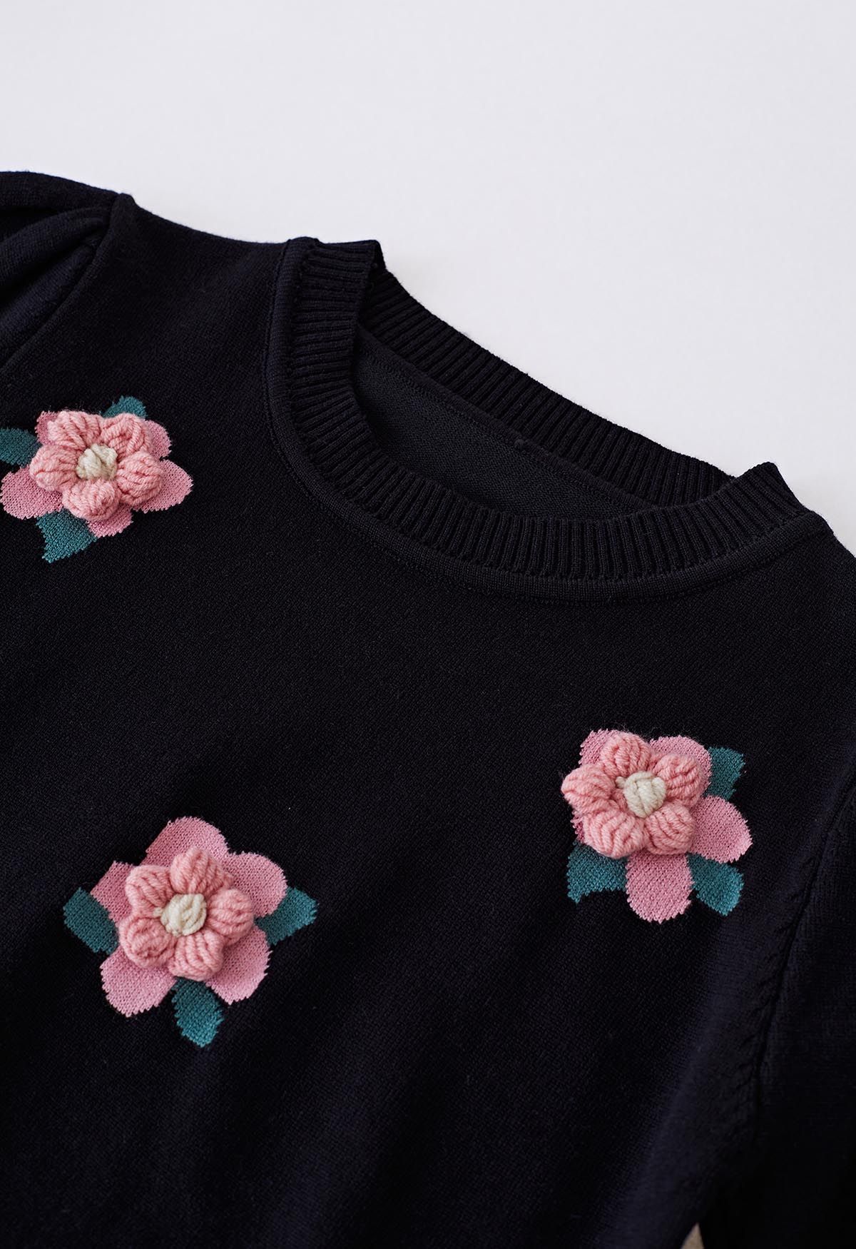 Rosafarbenes, kurzärmliges Strickoberteil mit Blumenmuster in Schwarz