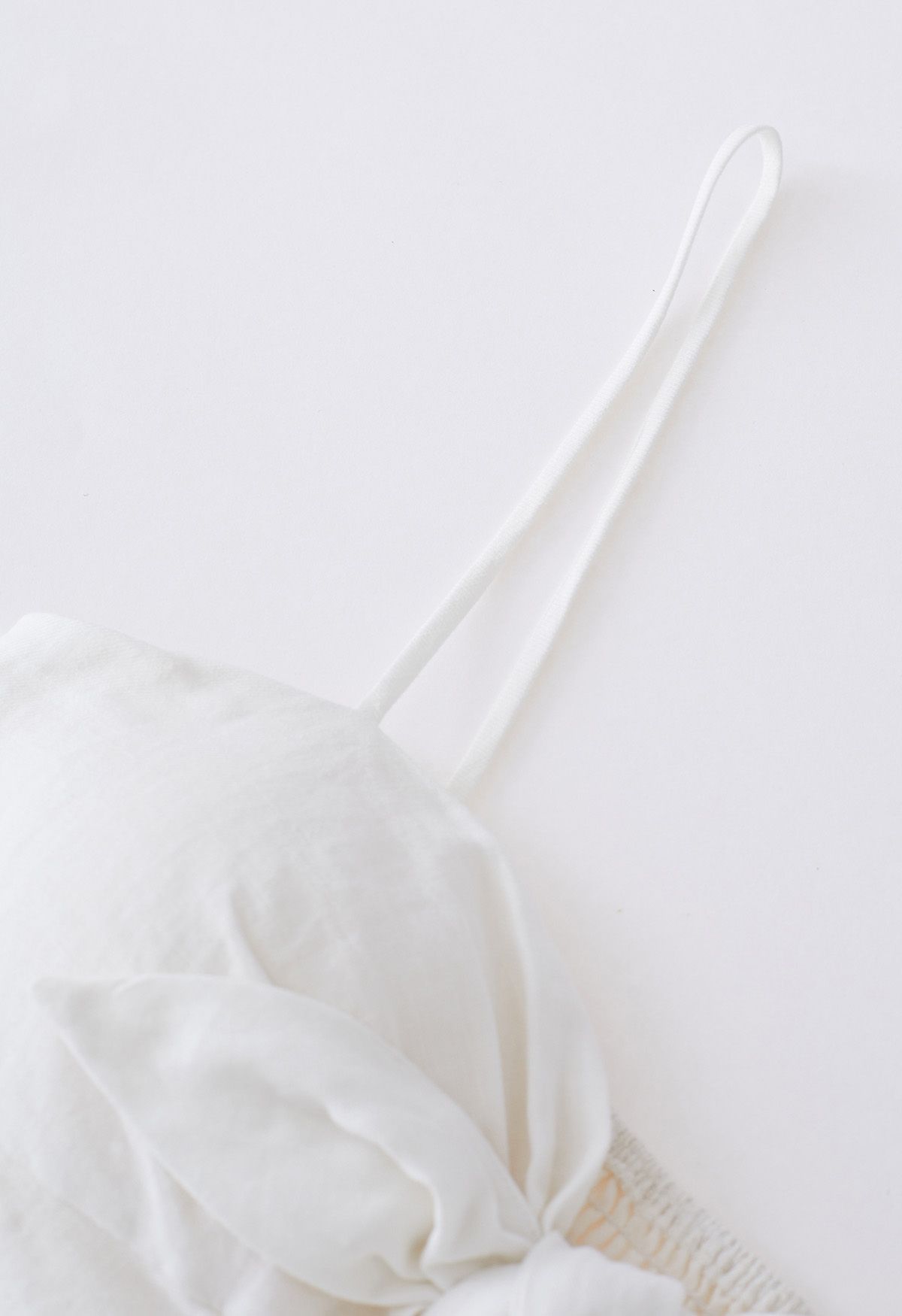 Cami-Crop-Top mit Bindeknoten in Weiß