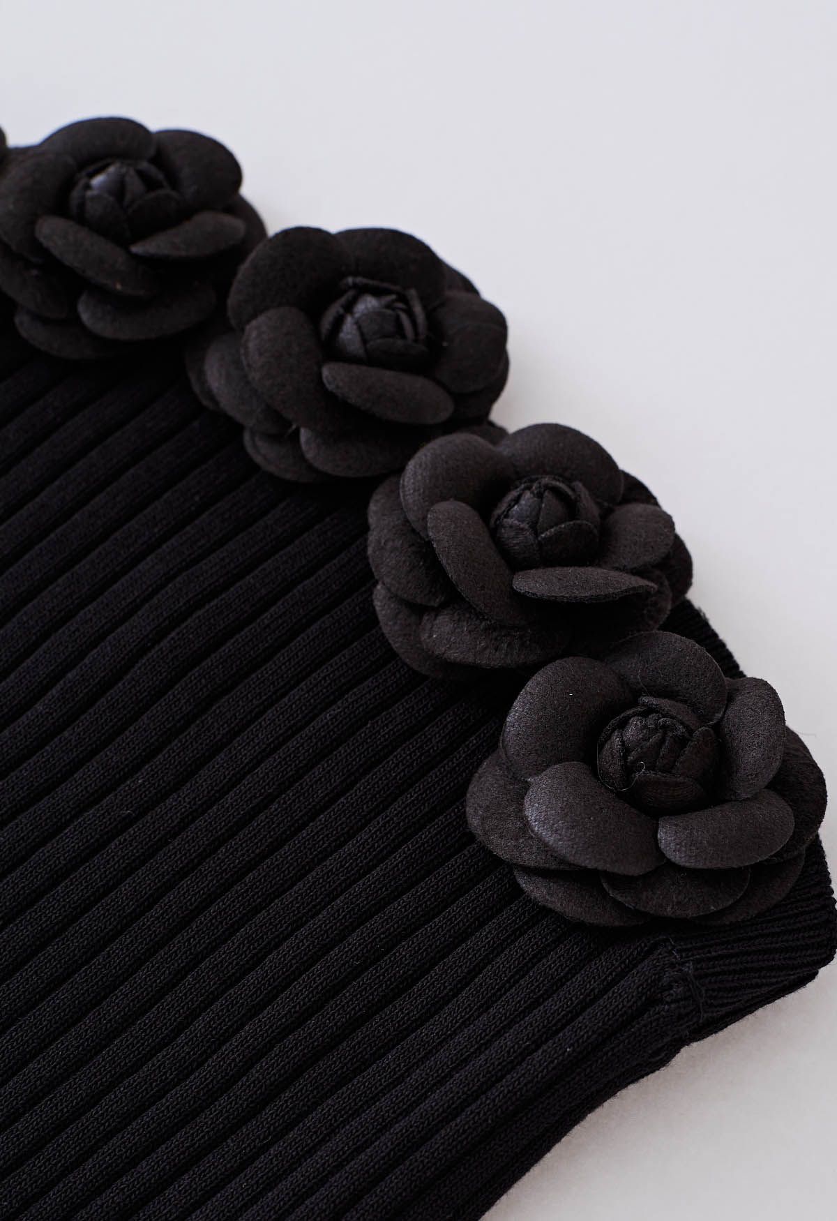 Dehnbares Schlauchoberteil mit 3D-Blumenmuster in Schwarz