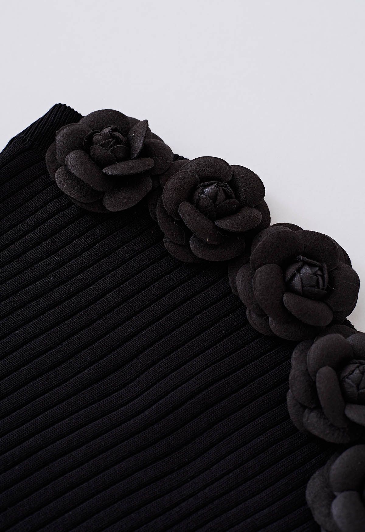 Dehnbares Schlauchoberteil mit 3D-Blumenmuster in Schwarz
