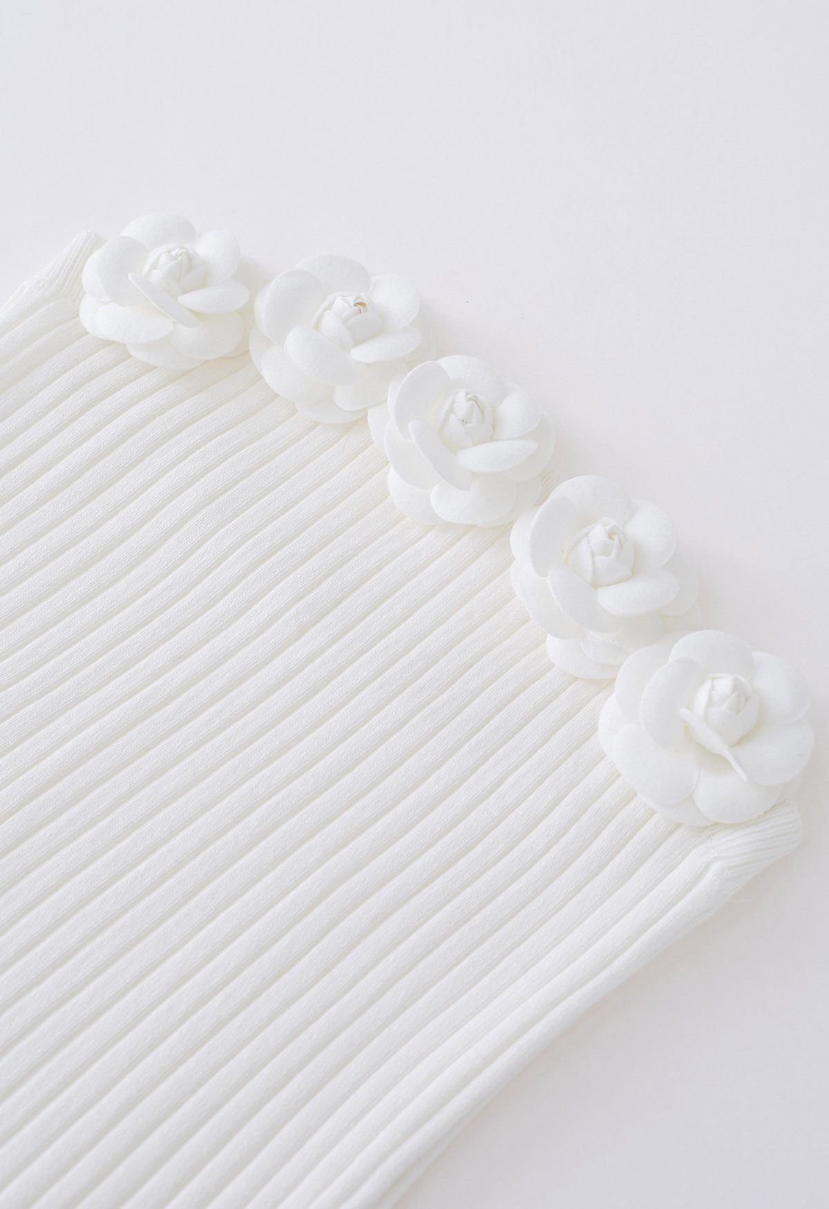 Dehnbares Schlauchoberteil mit 3D-Blumenmuster in Weiß
