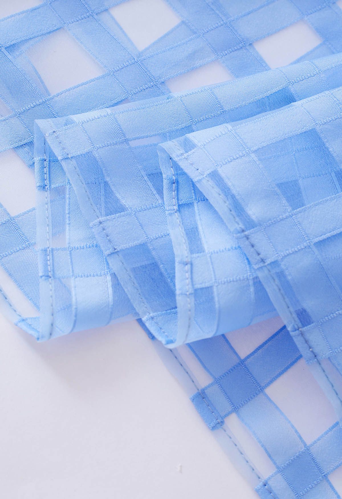 Kariertes Neckholder-Maxikleid mit Taillenschnürung in Blau