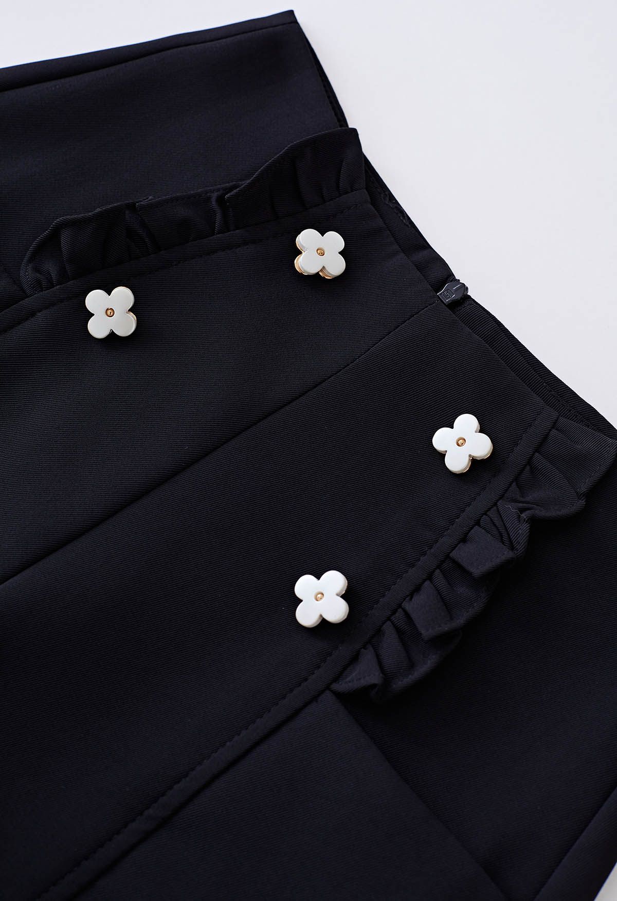 Entzückende Shorts mit Blumen-Rüschenbesatz in Schwarz