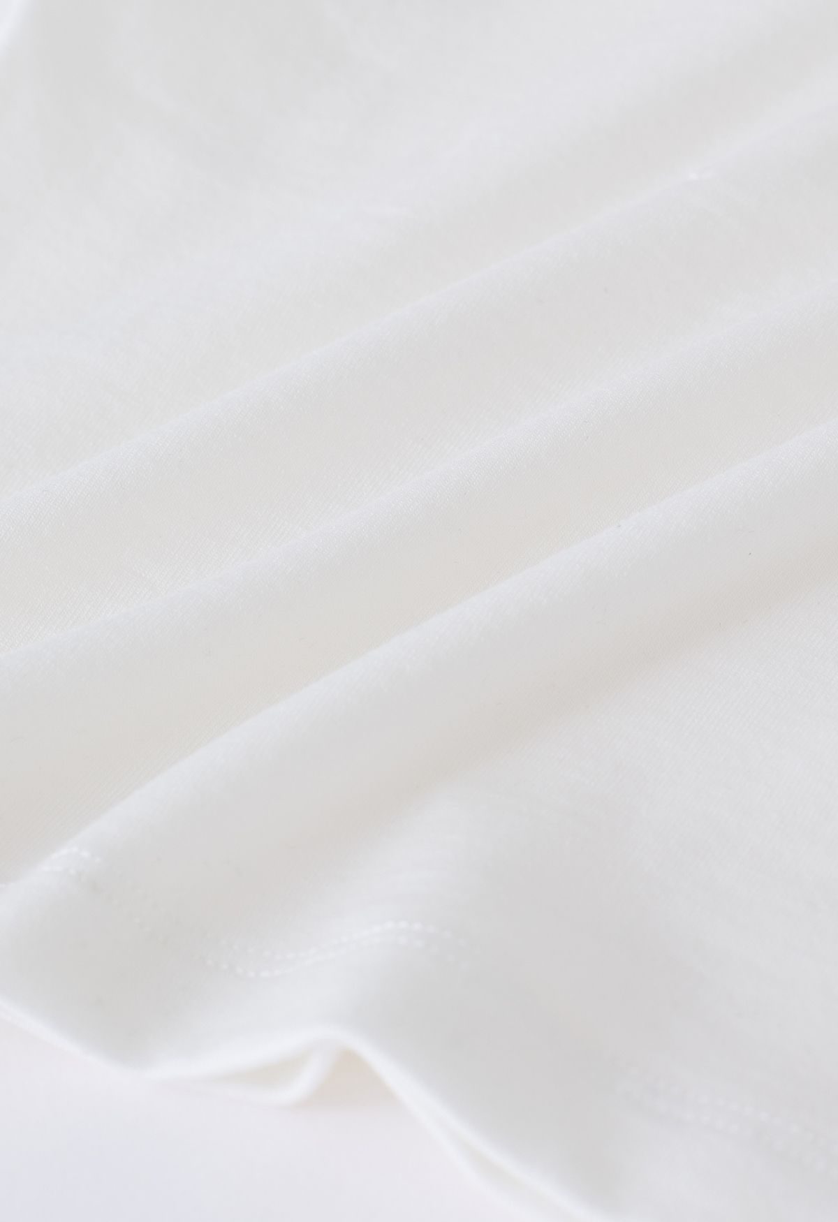 Schulterfreies, figurbetontes Crop-Top mit verdrehter Vorderseite in Weiß
