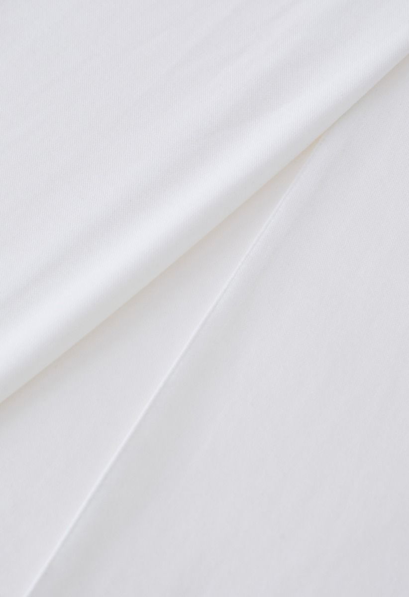 Müheloses Set aus ärmellosem Oberteil und Maxirock mit Schulterpolstern in Weiß